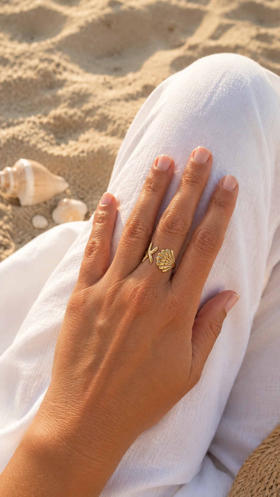Ocean Breeze Open Ring Gold getragen – Maritimer Boho Ring am Finger Sommer Strand Lifestyle – NEVAJA