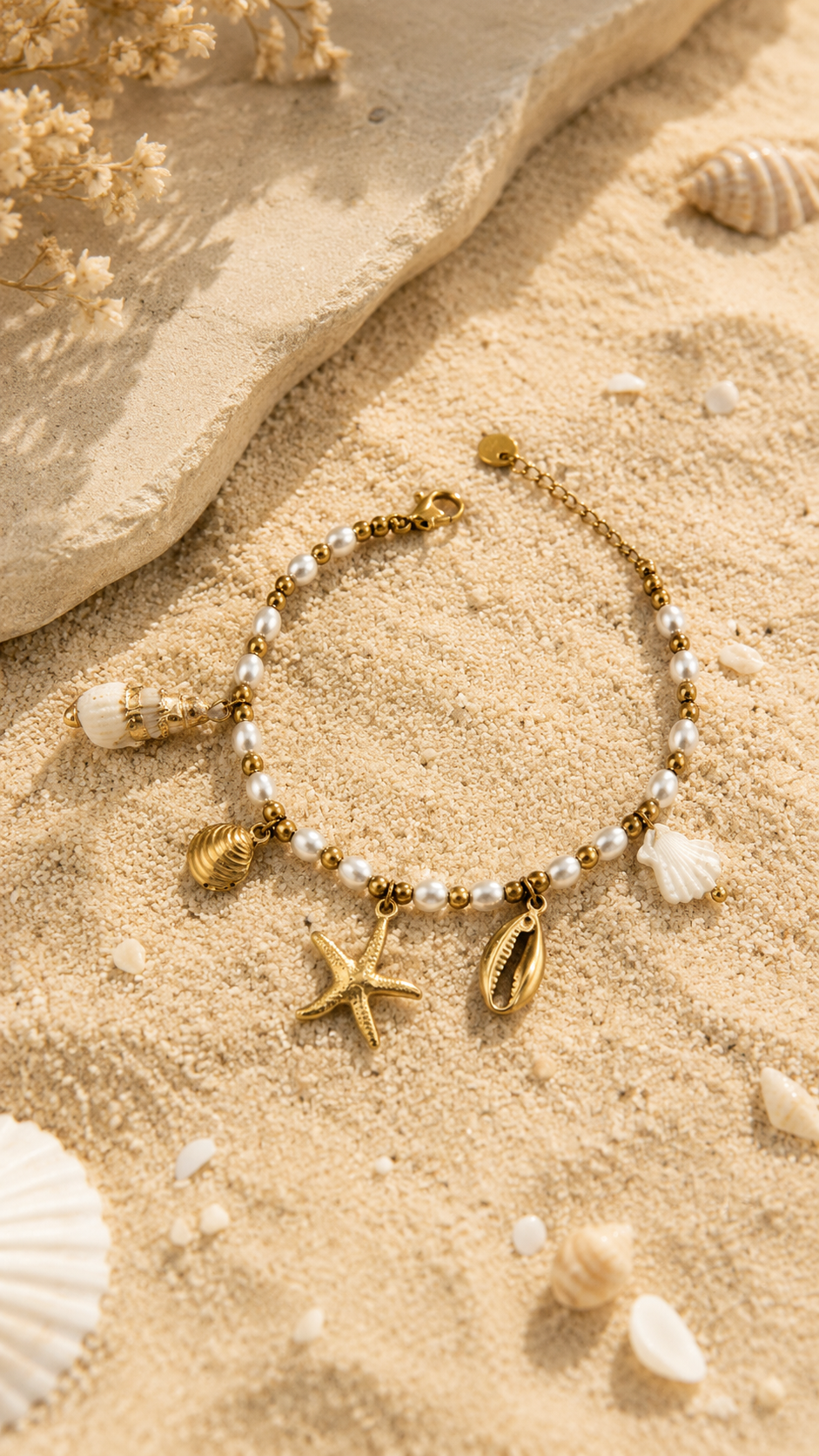 Ocean Breeze Pearl Bracelet Gold Flatlay – Perlenarmband Seestern Muschel Charms wasserfest – NEVAJA