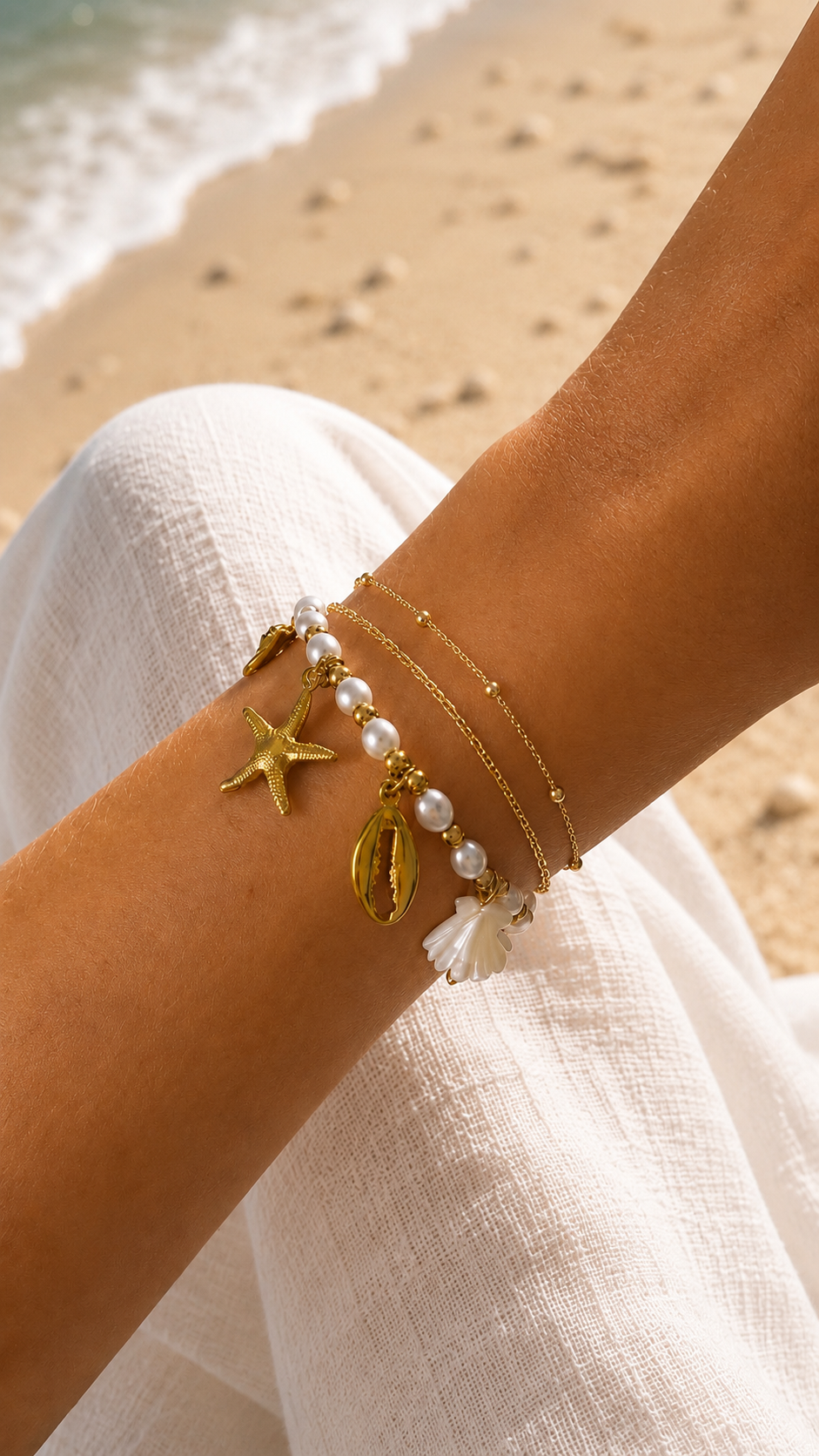 Ocean Breeze Pearl Bracelet Gold Lifestyle – Mermaidcore Perlenarmband Handgelenk Beach Look – NEVAJA