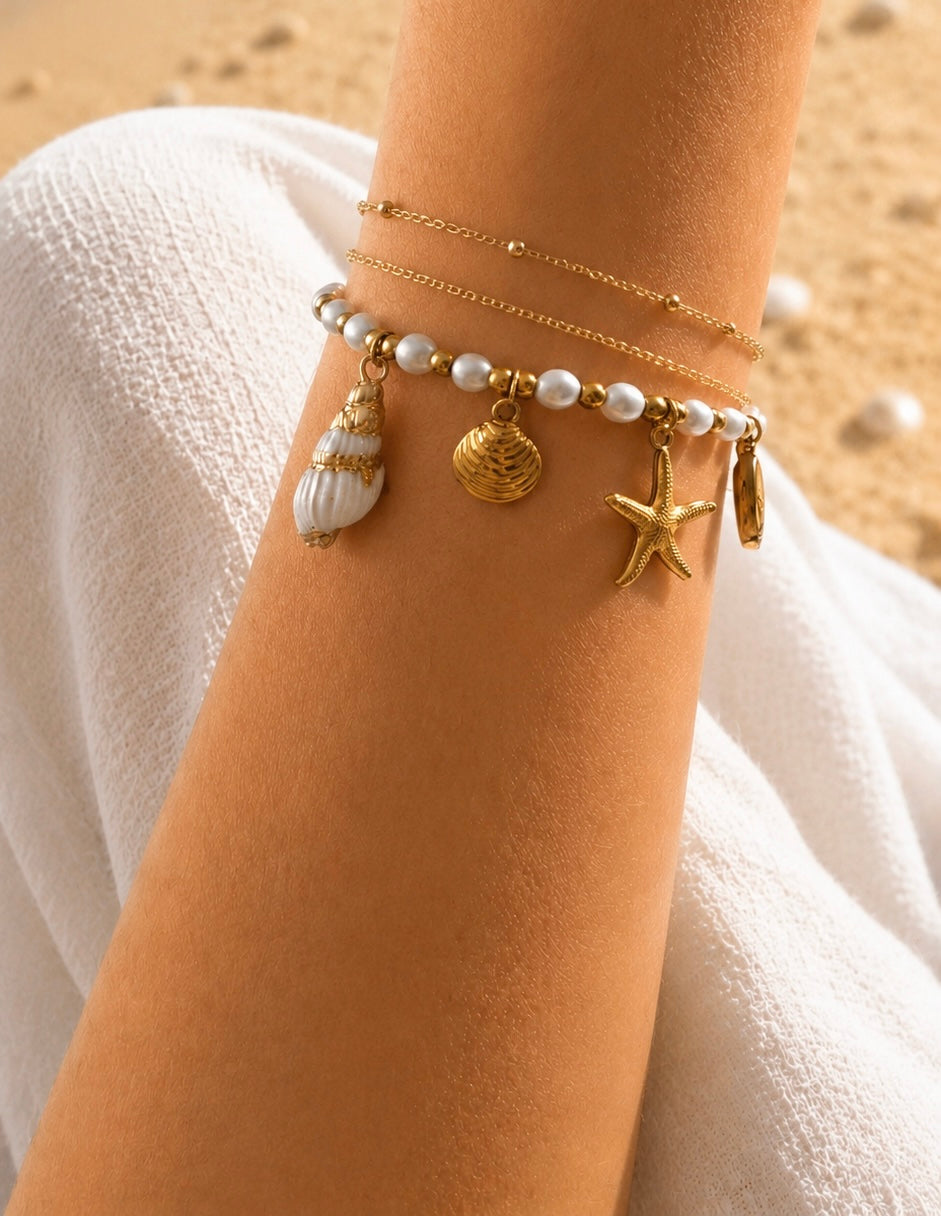 Ocean Breeze Pearl Bracelet Gold getragen – Maritimes Perlenarmband Meeresschatz-Charms Sommer – NEVAJA