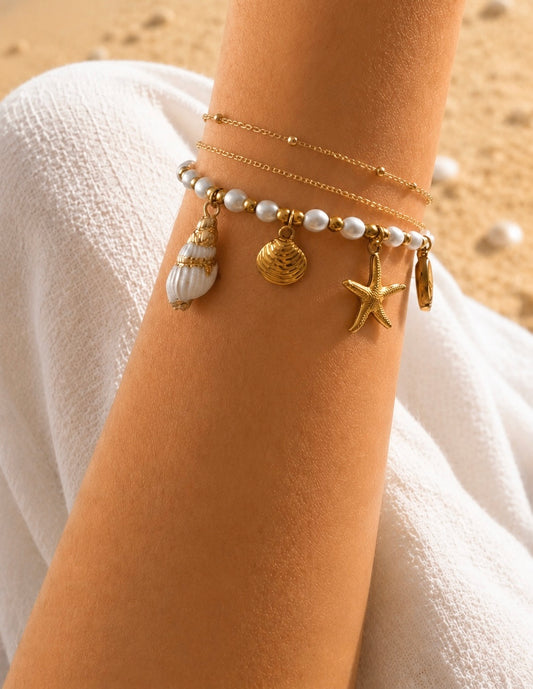 Ocean Breeze Pearl Bracelet Gold getragen – Maritimes Perlenarmband Meeresschatz-Charms Sommer – NEVAJA