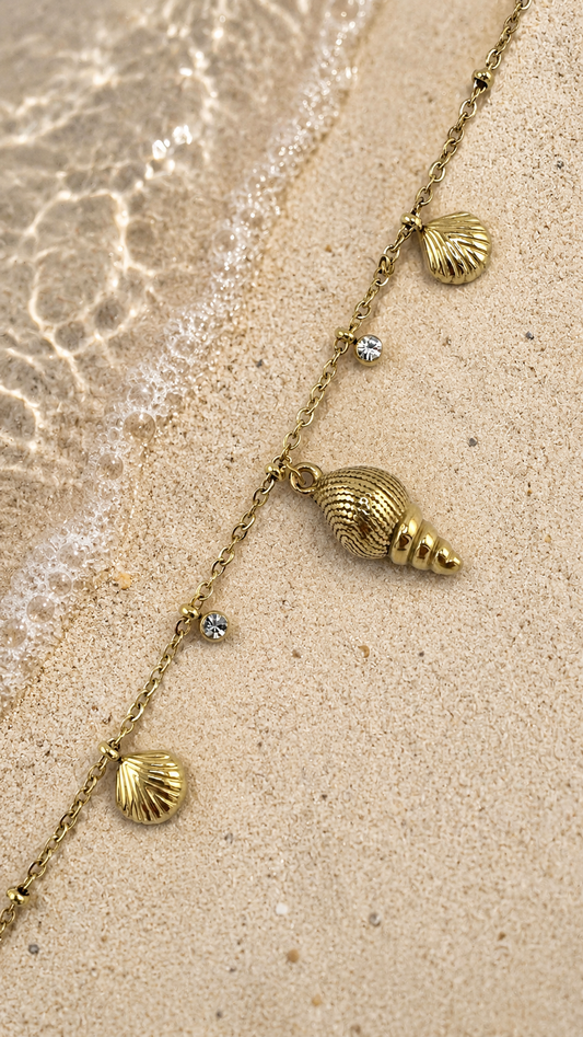 Ocean Vibes Seashell Anklet Gold – Detailaufnahme Spiralmuschel Fußkettchen Edelstahl vergoldet – NEVAJA