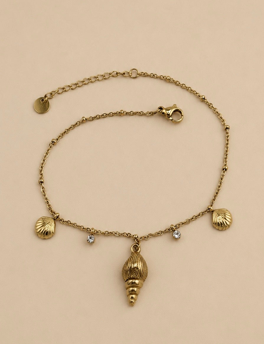 Ocean Vibes Seashell Anklet Gold Flatlay – Maritimes Fußkettchen mit Jakobsmuschel und Zirkonia – NEVAJA