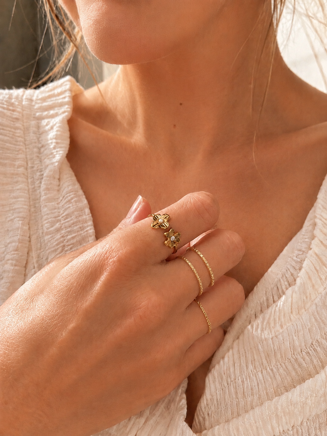Pearl & Crystal Blossom Open Ring Gold getragen – Romantischer Blütenring am Finger Lifestyle – NEVAJA