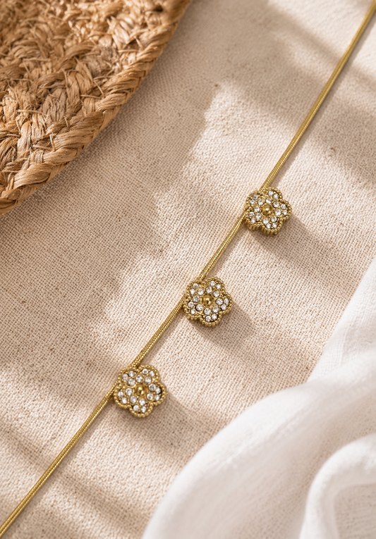 Riviera Blossom Snake Anklet Gold – Detailaufnahme Pavé-Blüten Schlangenkette Fußkettchen Edelstahl vergoldet – NEVAJA