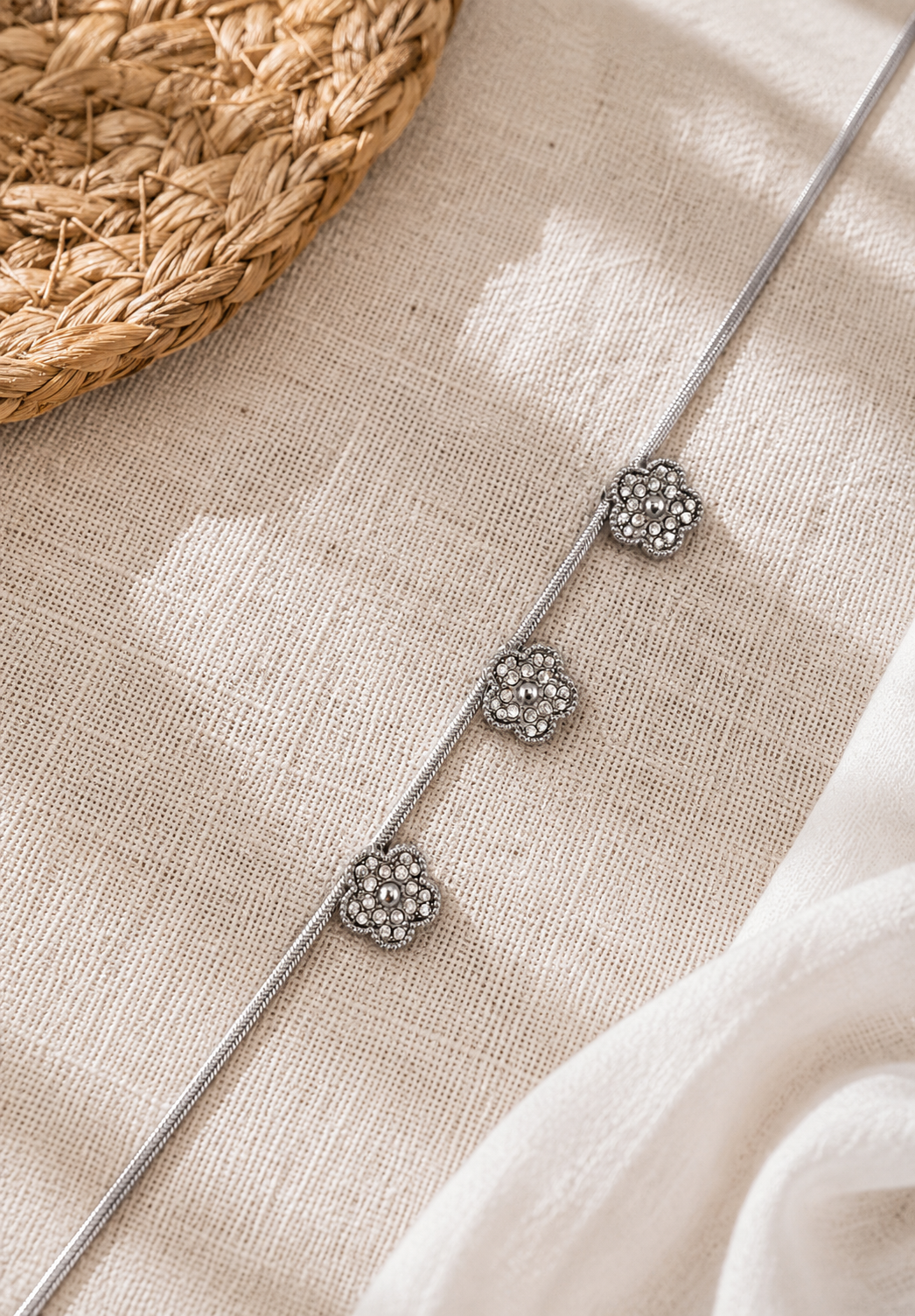 Riviera Blossom Snake Anklet Silber – Detailaufnahme Pavé-Blüten hochglanzpolierter Edelstahl – NEVAJA