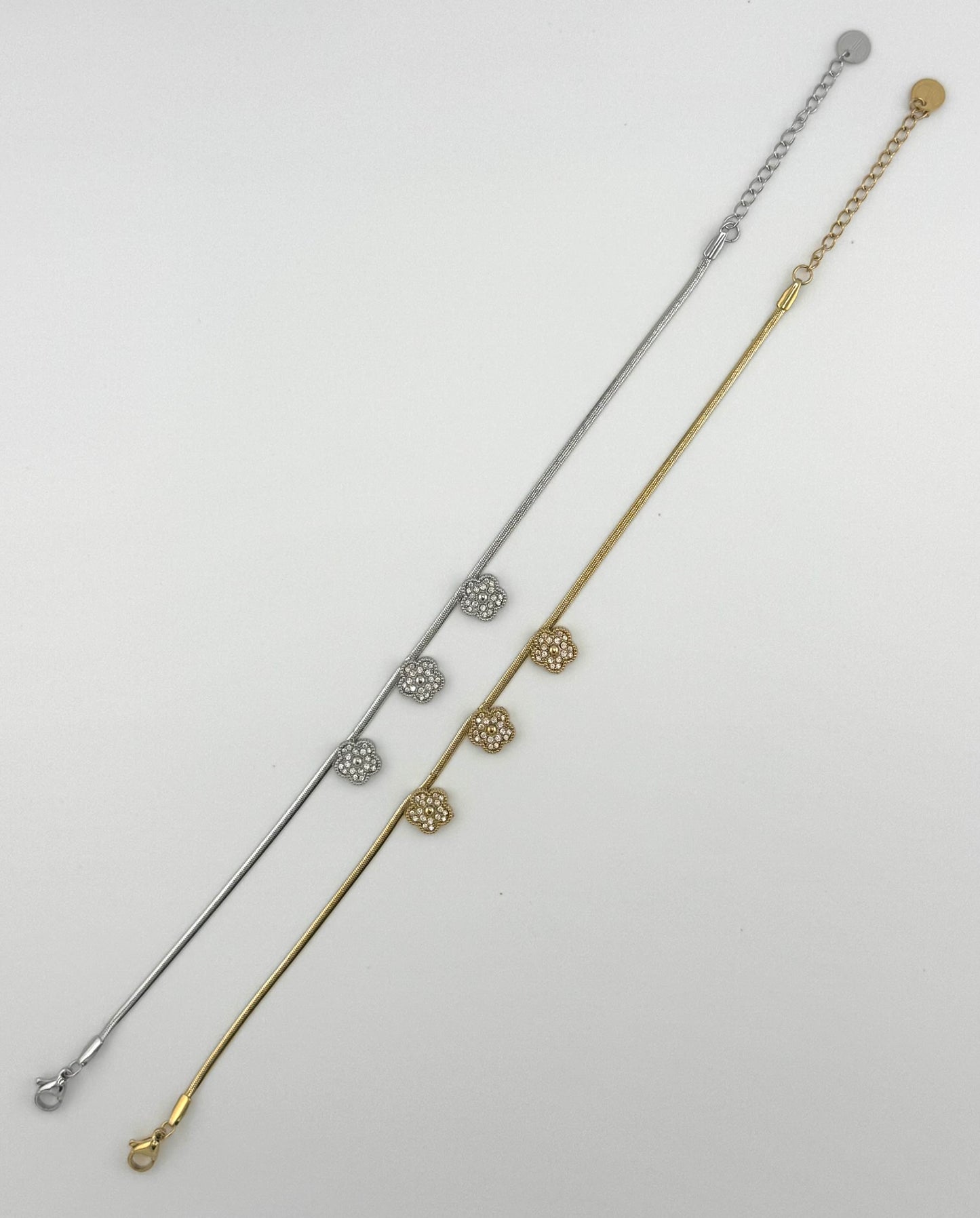 Riviera Blossom Snake Anklet Gold Silber Flatlay – Blumen Fußkettchen Zirkonia wasserfest – NEVAJA
