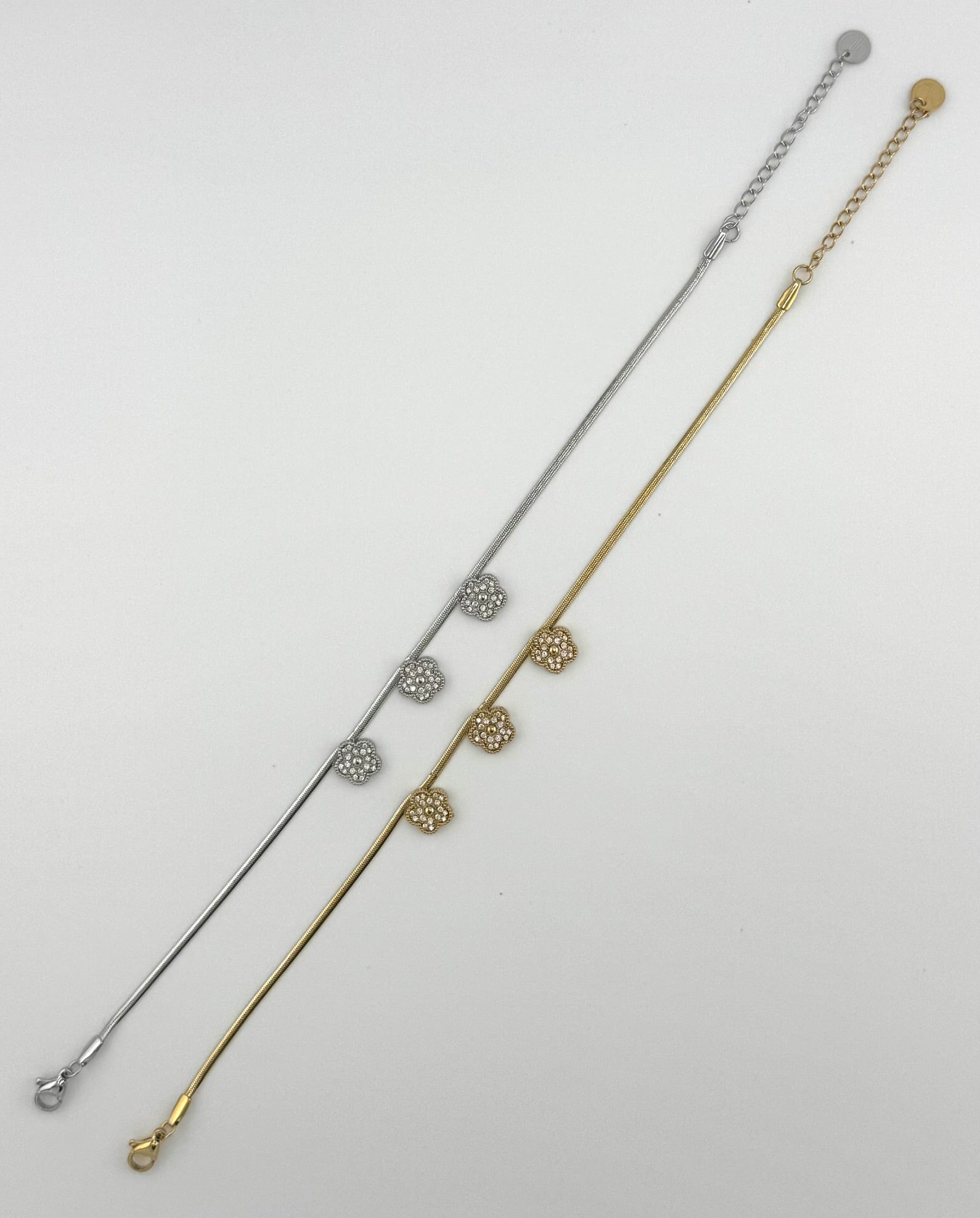 Riviera Blossom Snake Anklet Gold Silber Flatlay – Blumen Fußkettchen Zirkonia wasserfest – NEVAJA