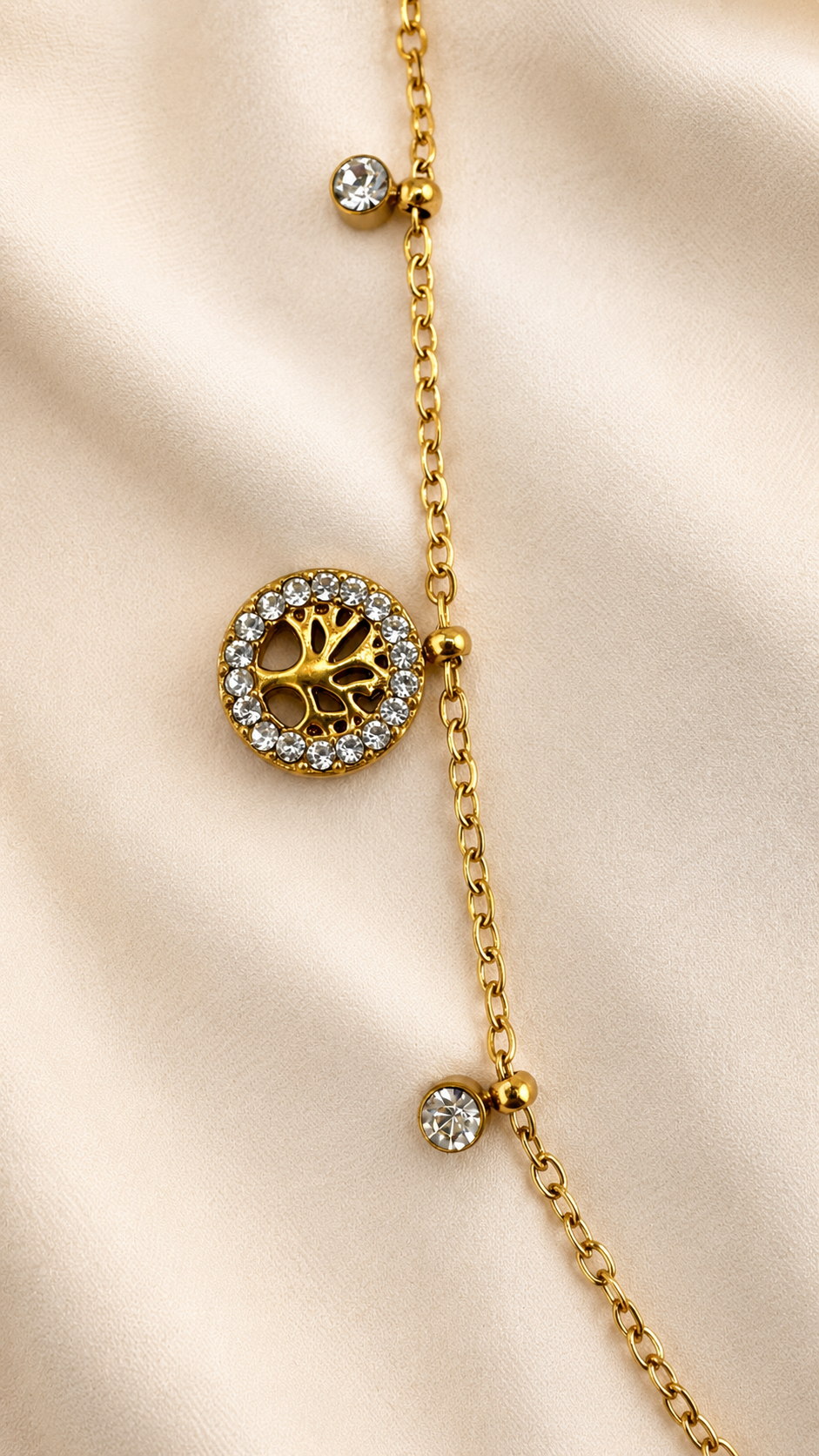 Sacred Tree Pavé Charm Necklace Gold Detailaufnahme – Lebensbaum Halskette Pavé Zirkonia vergoldet – NEVAJA