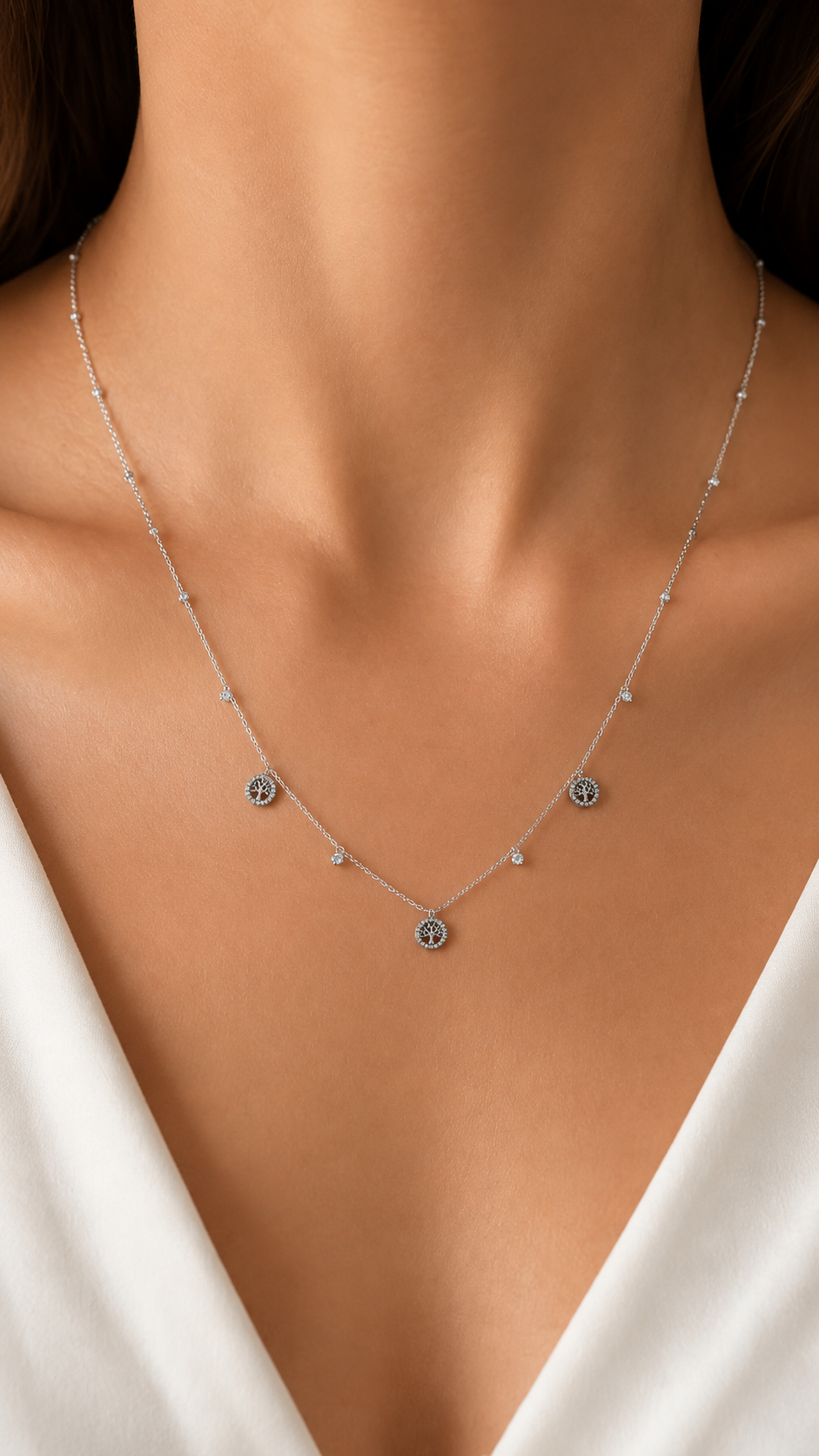 Sacred Tree Pavé Charm Necklace Silber getragen – Tree of Life Symbolschmuck Halskette Lifestyle – NEVAJA