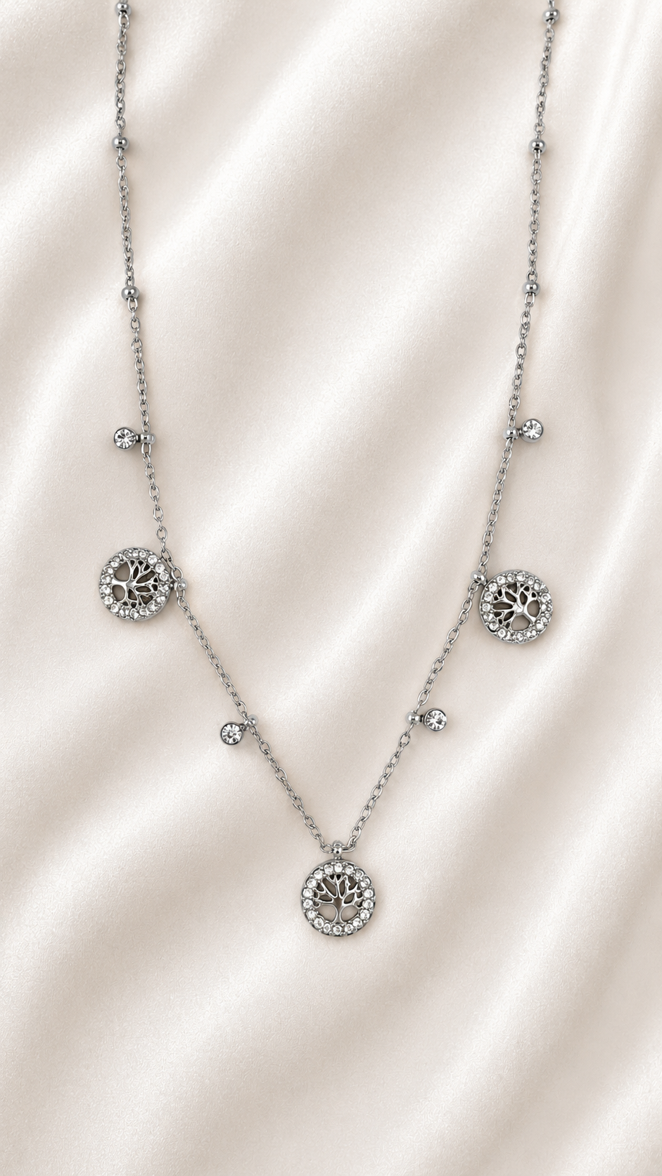 Sacred Tree Pavé Charm Necklace Silber Flatlay – Lebensbaum Kette hochglanzpolierter Edelstahl – NEVAJA