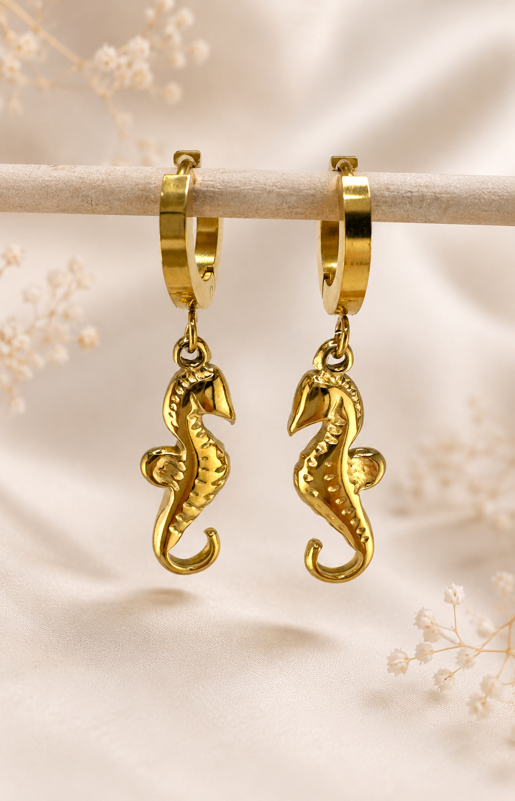 Seahorse Charm Hoops Gold – Seepferdchen Creolen vergoldeter Edelstahl maritim – NEVAJA
