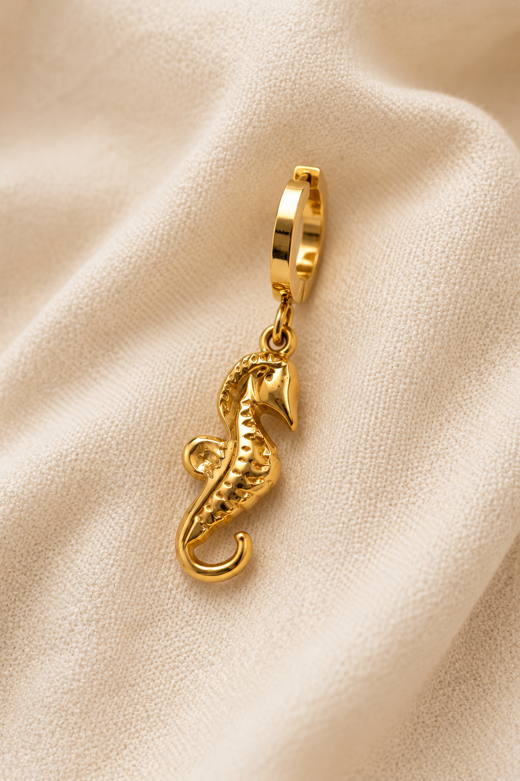 Seahorse Charm Hoops Gold Detailaufnahme – Plastisches Seepferdchen Anhänger Creolen Nahaufnahme – NEVAJA
