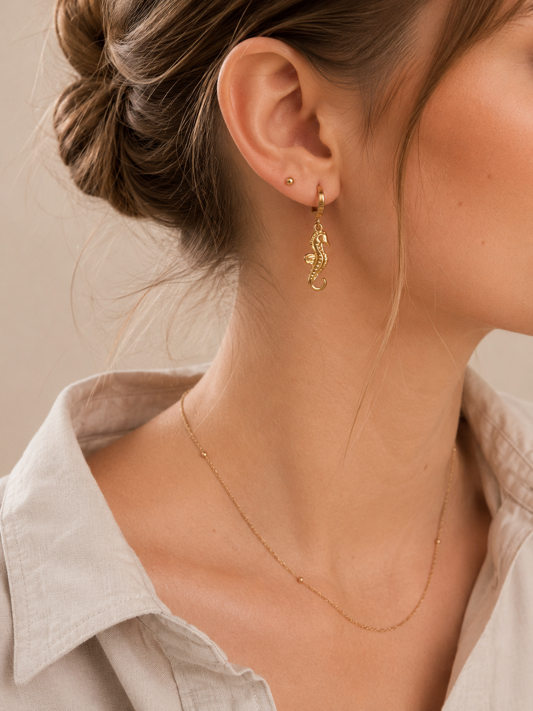 Seahorse Charm Hoops Gold getragen – Maritime Boho Creolen Sommer Strand Lifestyle – NEVAJA