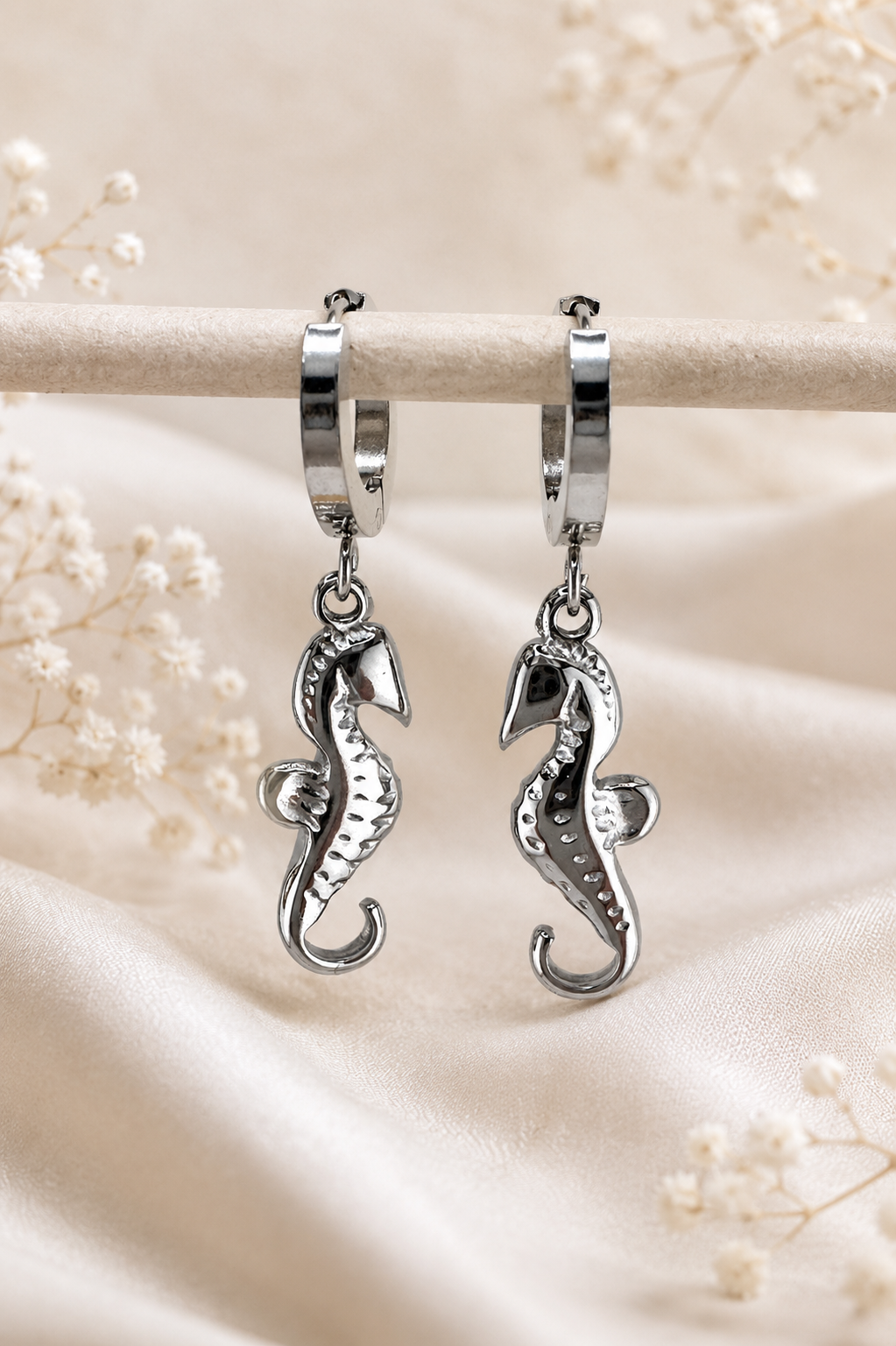 Seahorse Charm Hoops Silber – Seepferdchen Ohrringe hochglanzpolierter Edelstahl – NEVAJA