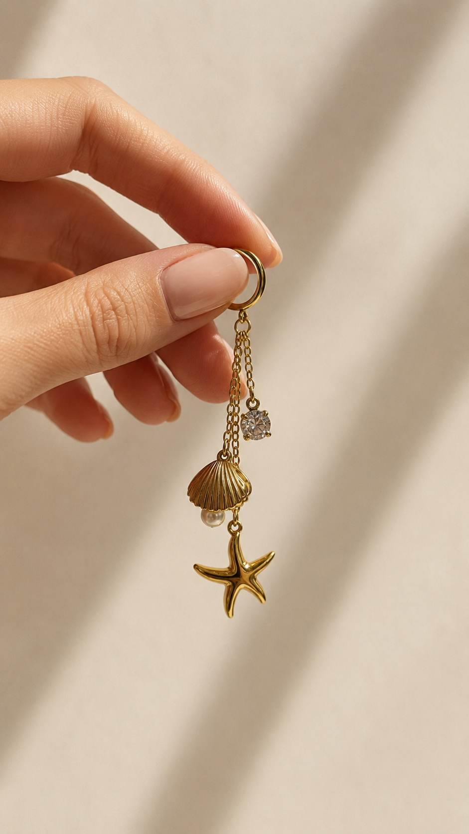 Seaside Layered Drop Earrings Gold Detailaufnahme – Jakobsmuschel Seestern Kristall Layering Ohrhänger – NEVAJA