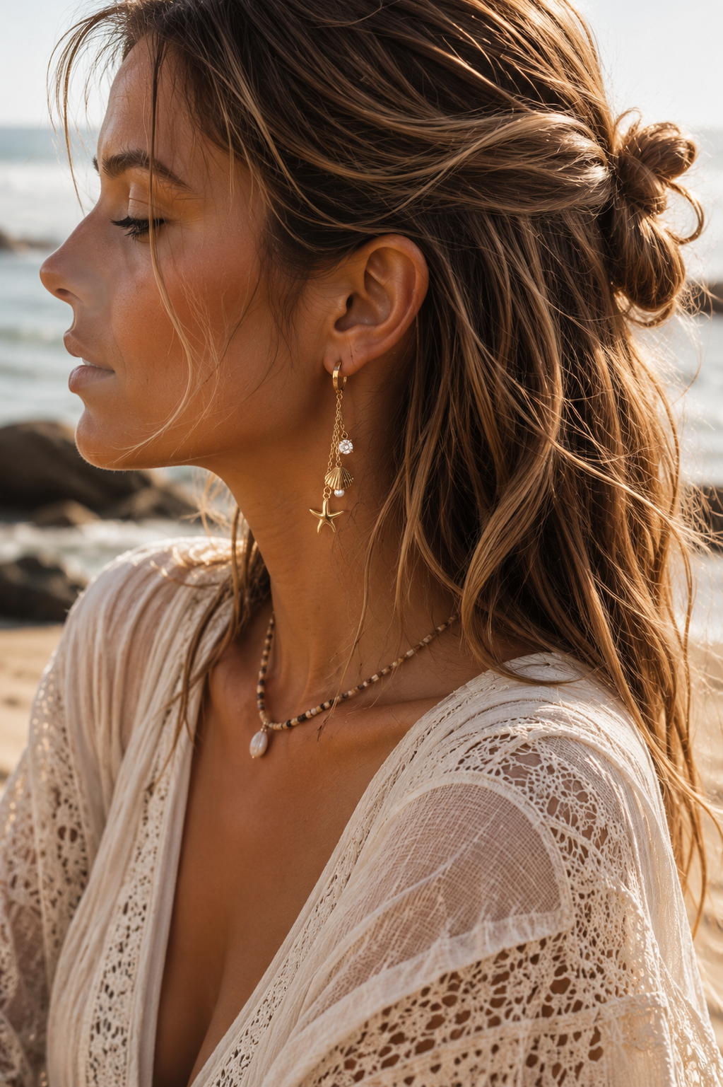 Seaside Layered Drop Earrings Gold getragen – Statement Ohrringe maritim Sommer Lifestyle – NEVAJA