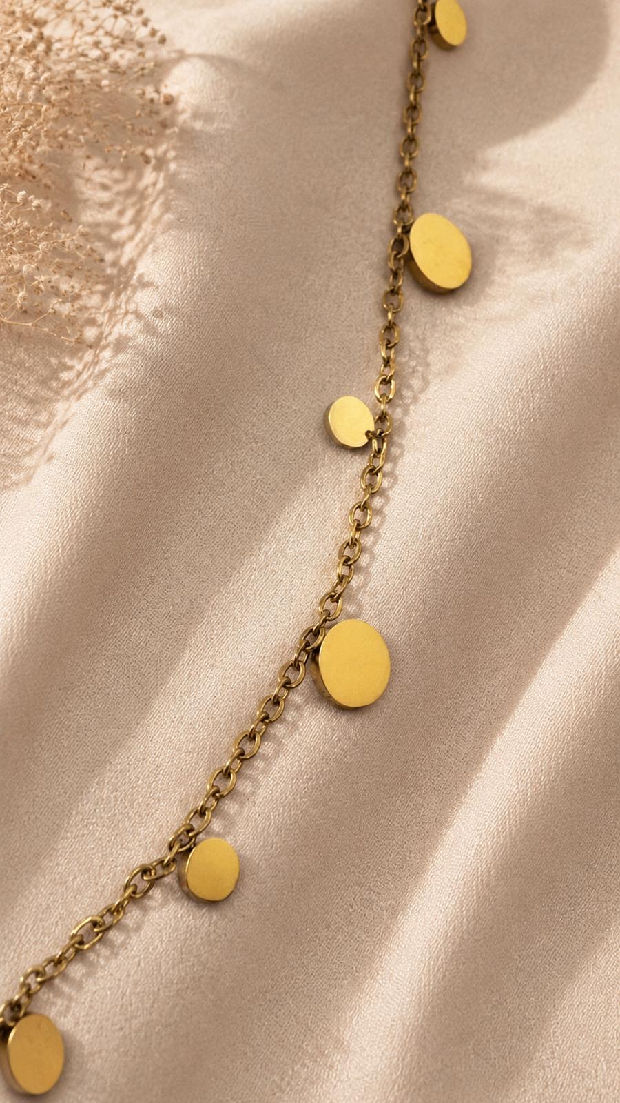 Soleil Shimmer Coin Necklace Gold Detailaufnahme – 12 Plättchen-Charms Nahaufnahme 18k vergoldet – NEVAJA