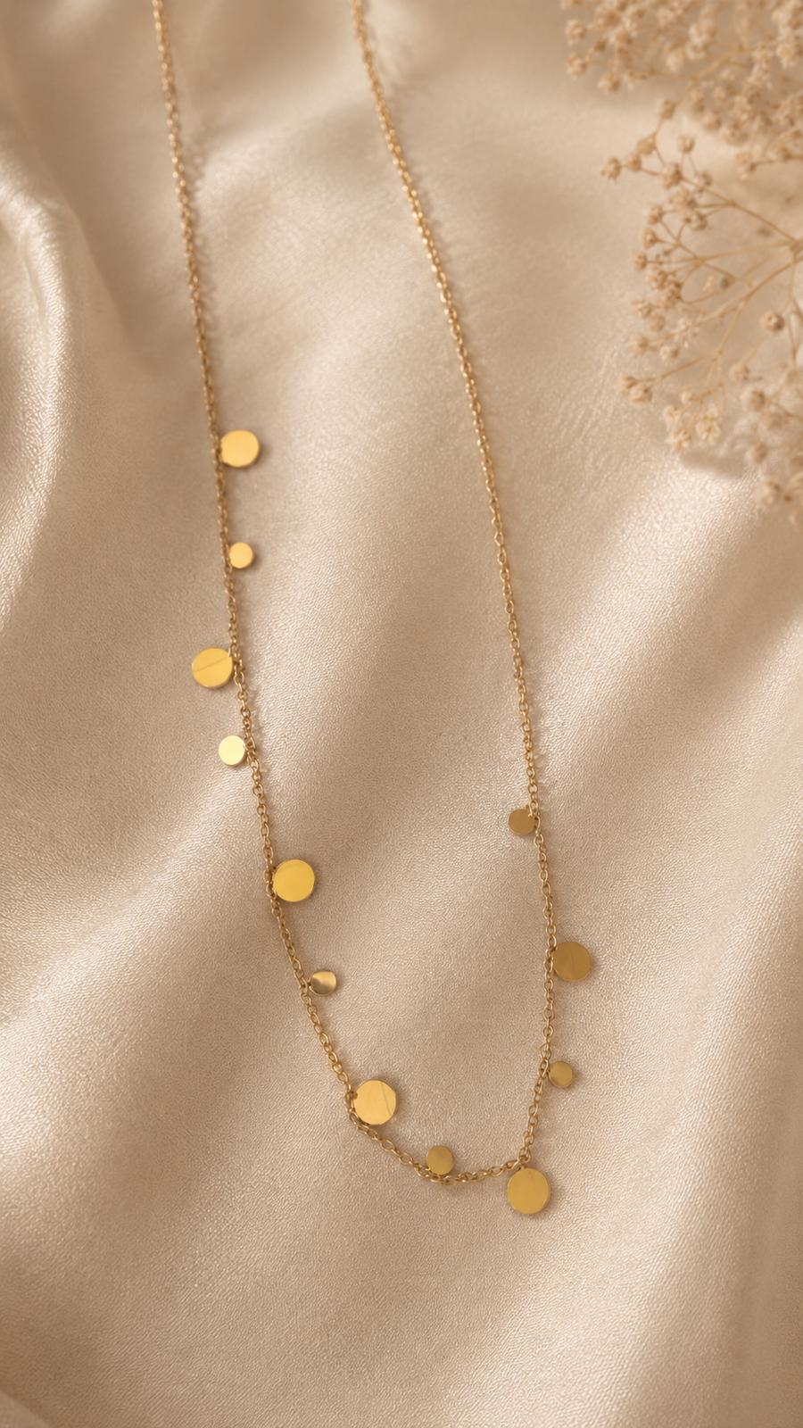 Soleil Shimmer Coin Necklace Gold Flatlay – Plättchenkette 41cm wasserfest Edelstahl – NEVAJA