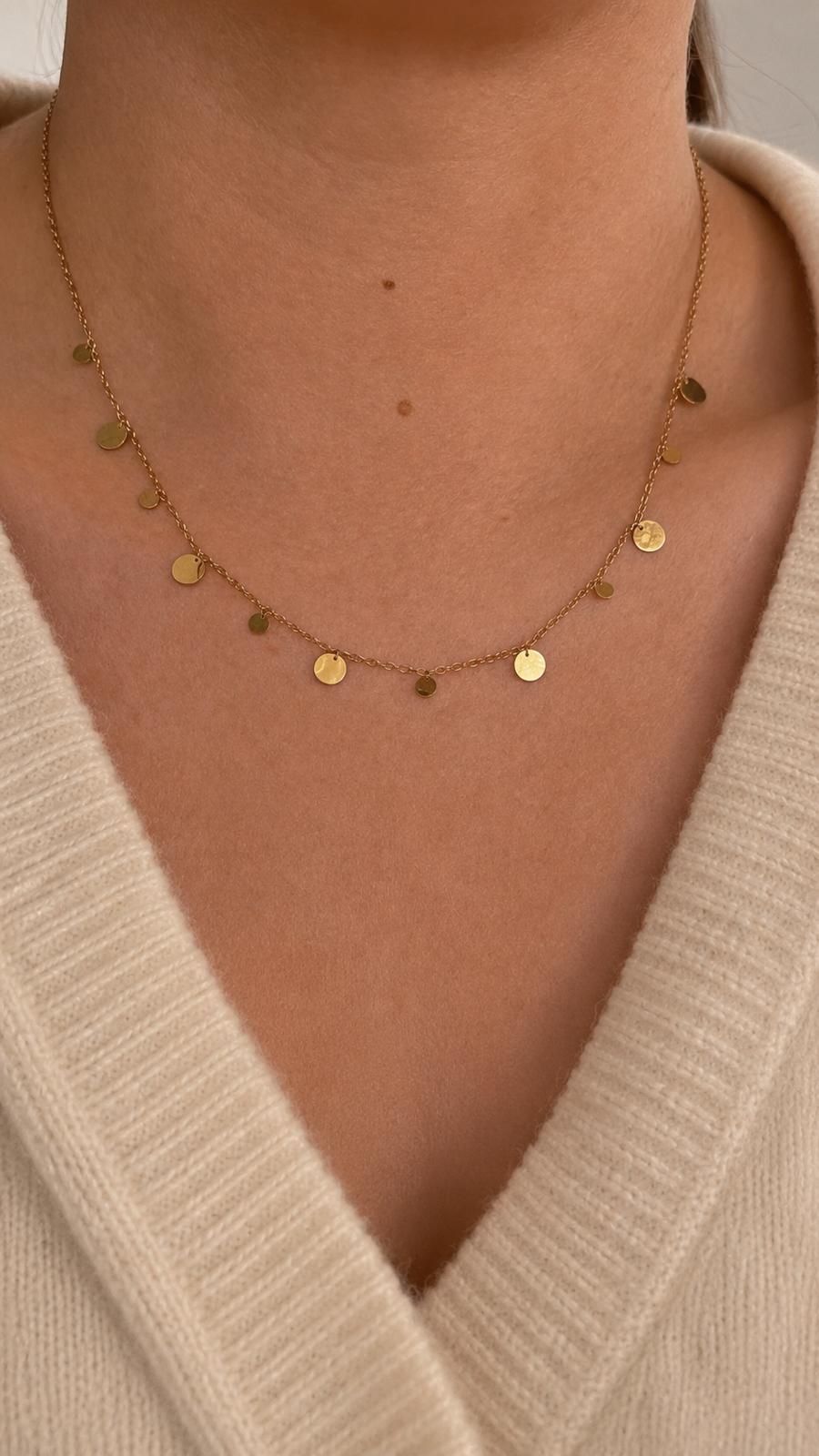 Soleil Shimmer Coin Necklace Gold getragen – Plättchenkette 12 Charms Boho Halskette Lifestyle – NEVAJA