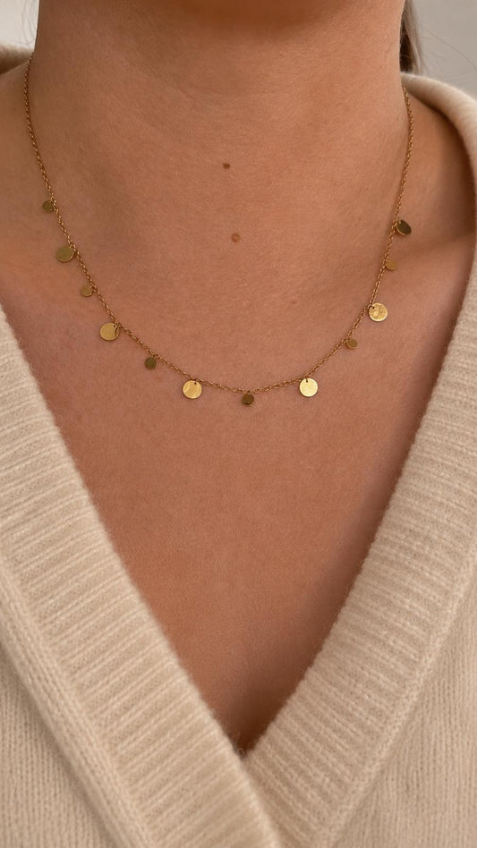 Soleil Shimmer Coin Necklace Gold getragen – Plättchenkette 12 Charms Boho Halskette Lifestyle – NEVAJA