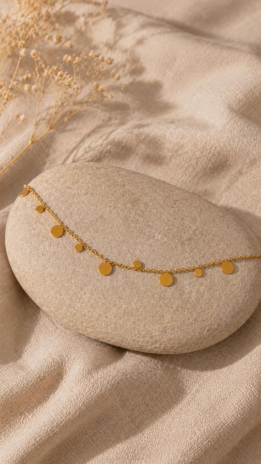 Soleil Shimmer Coin Necklace Gold Strand – Münzkette Sommer Boho Dekolleté Look – NEVAJA