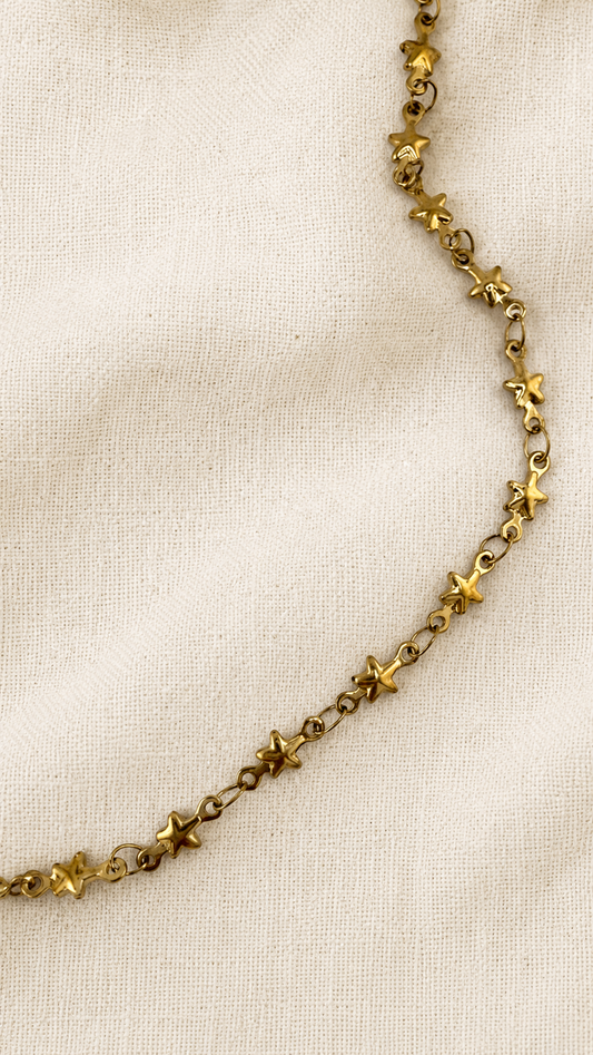 Starlight Dainty Choker Gold Detailaufnahme – Sternenkette Choker 18k vergoldeter Edelstahl – NEVAJA