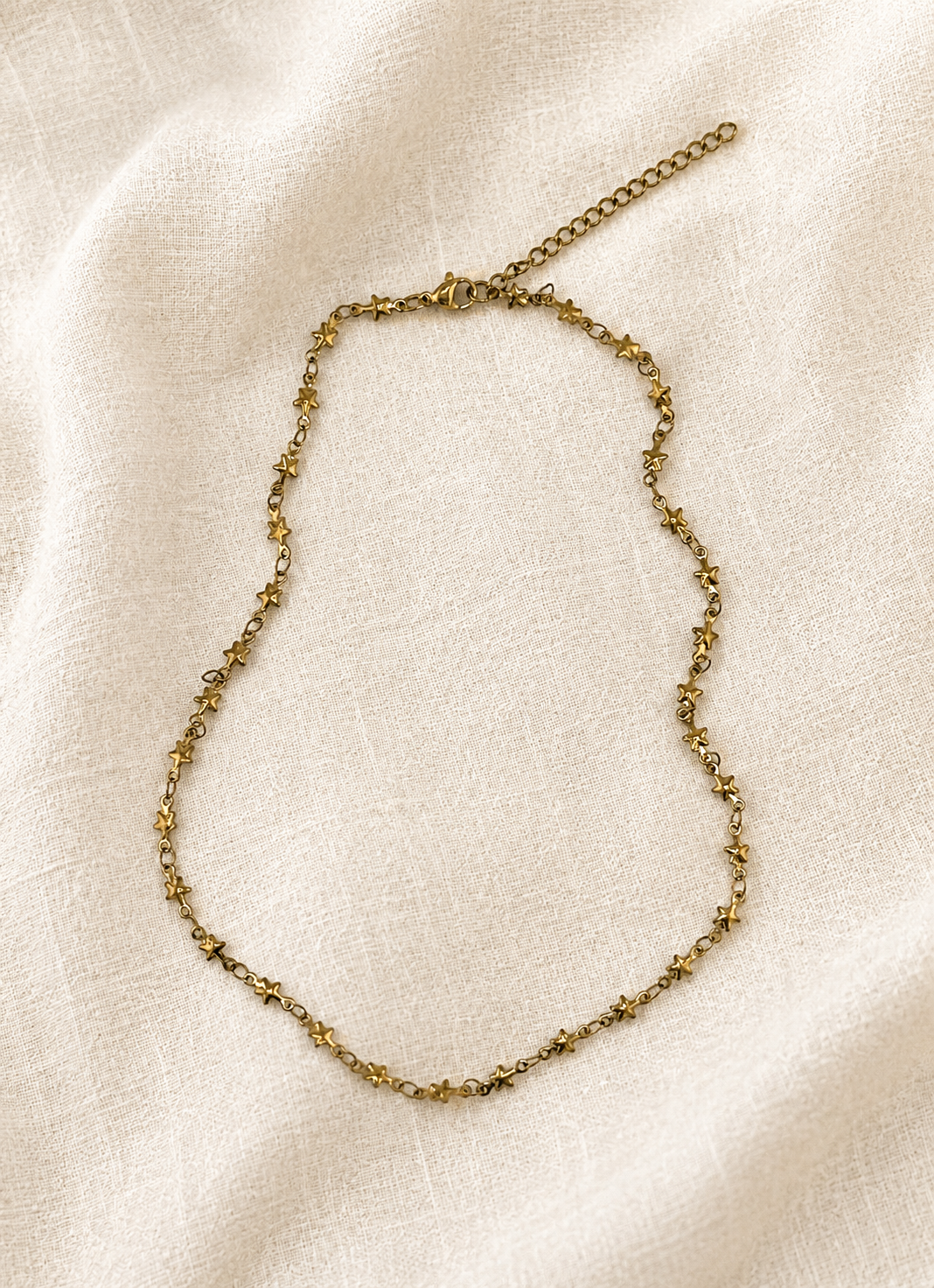 Starlight Dainty Choker Gold Flatlay – Choker Sternenkette wasserfest Edelstahl Geschenkidee – NEVAJA