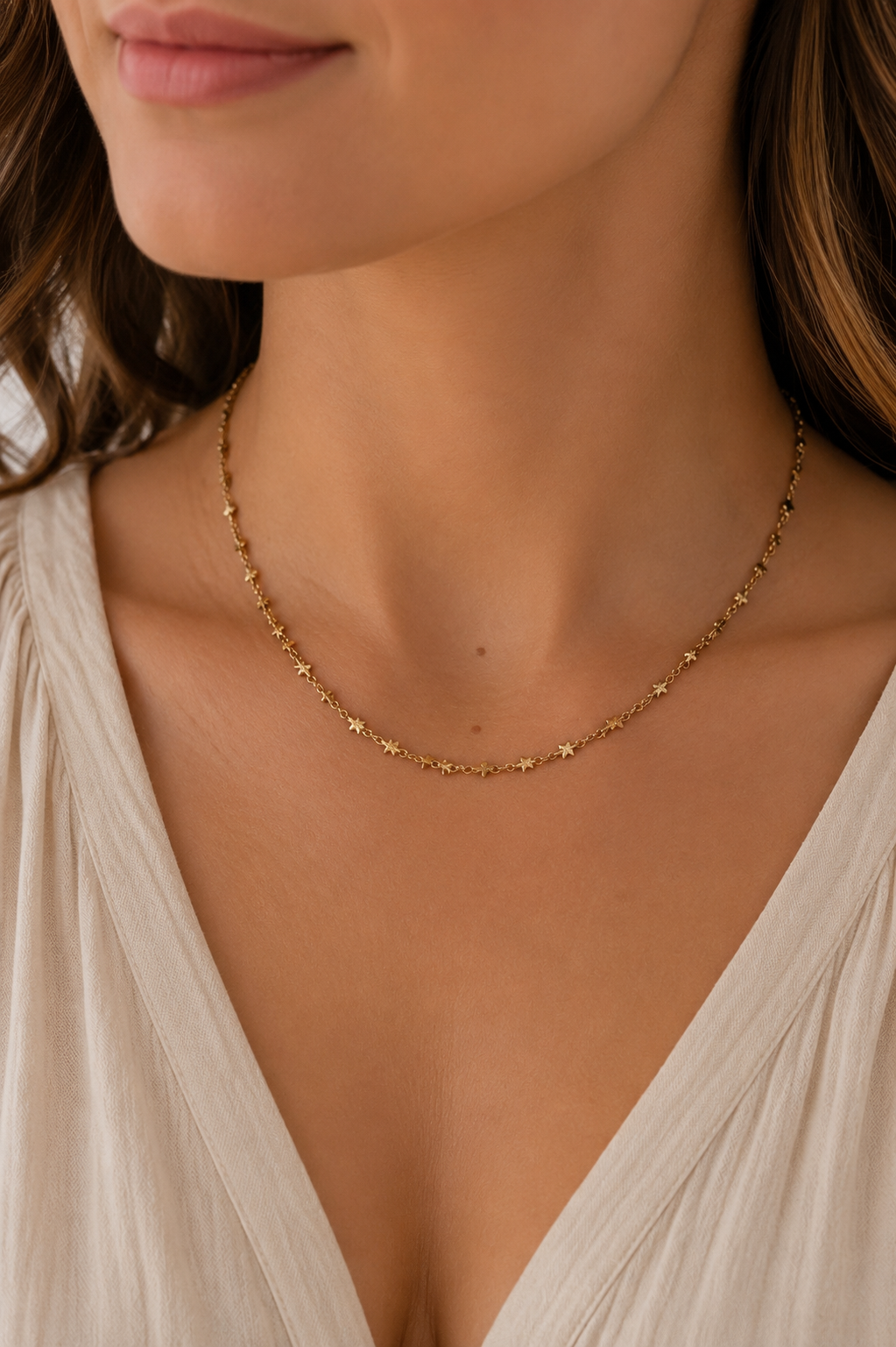 Starlight Dainty Choker Gold getragen – Filigrane Sternenkette Hals Lifestyle Sommer – NEVAJA