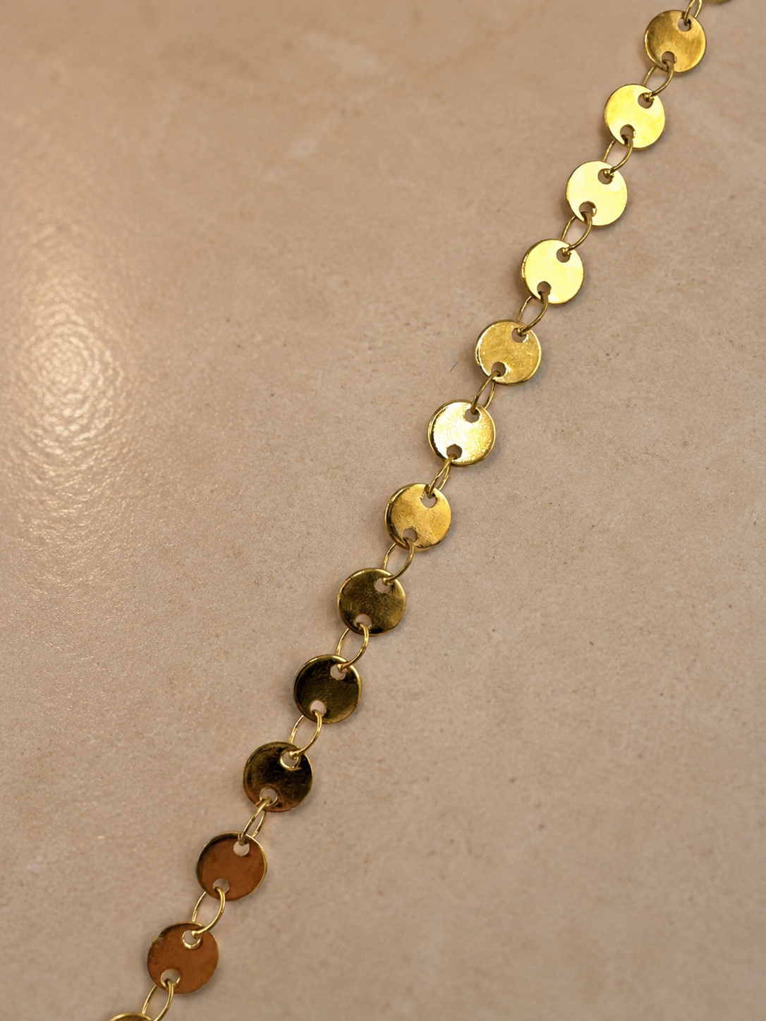 Sundance Shimmer Anklet Gold – Detailaufnahme Plättchenkette Spiegelkette Fußkettchen Edelstahl vergoldet – NEVAJA