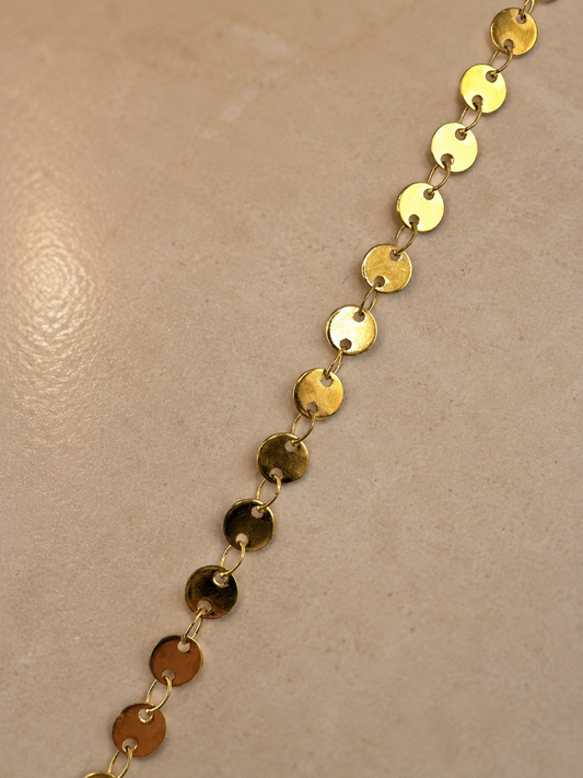 Sundance Shimmer Anklet Gold – Detailaufnahme Plättchenkette Spiegelkette Fußkettchen Edelstahl vergoldet – NEVAJA