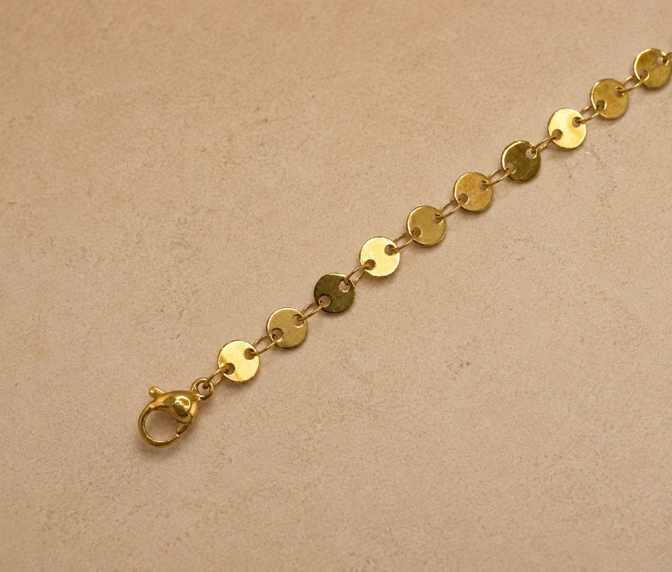 Sundance Shimmer Anklet Gold – Nahaufnahme Sequin Chain Lichtreflexe Edelstahl – NEVAJA