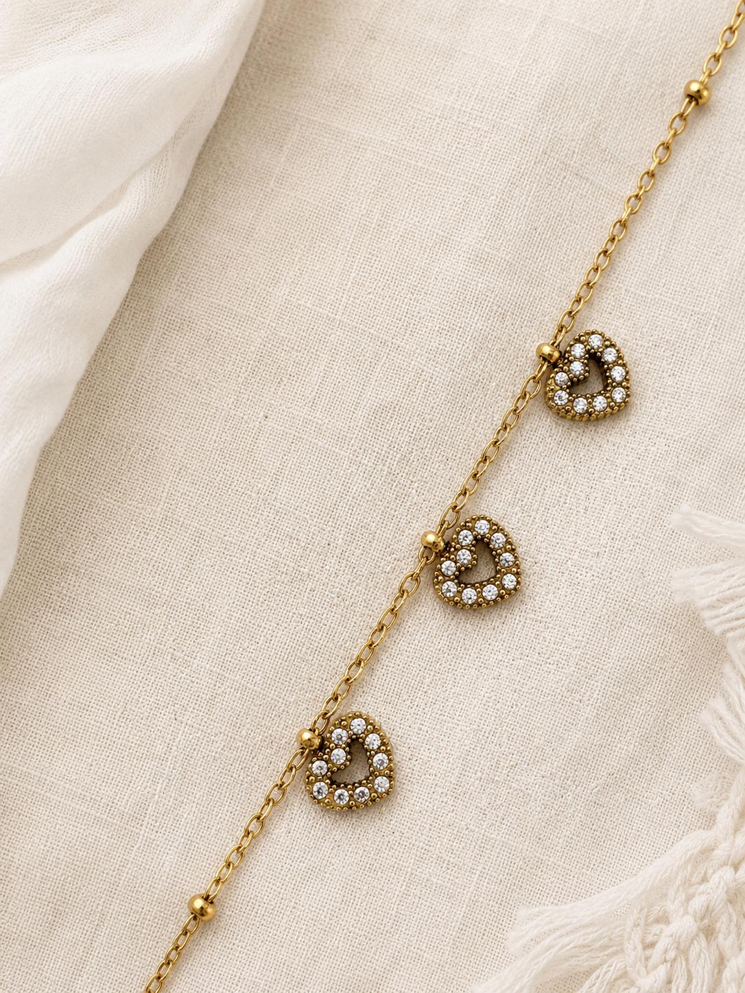 Sweetheart Pavé Anklet Gold – Detailaufnahme Herz-Charms Pavé-Zirkonia Satellitenkette vergoldet – NEVAJA