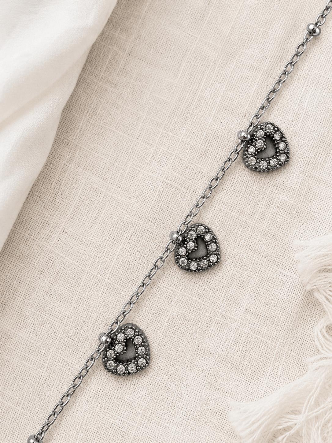 Sweetheart Pavé Anklet Silber – Detailaufnahme funkelnde Herz-Anhänger Zirkonia Edelstahl – NEVAJA
