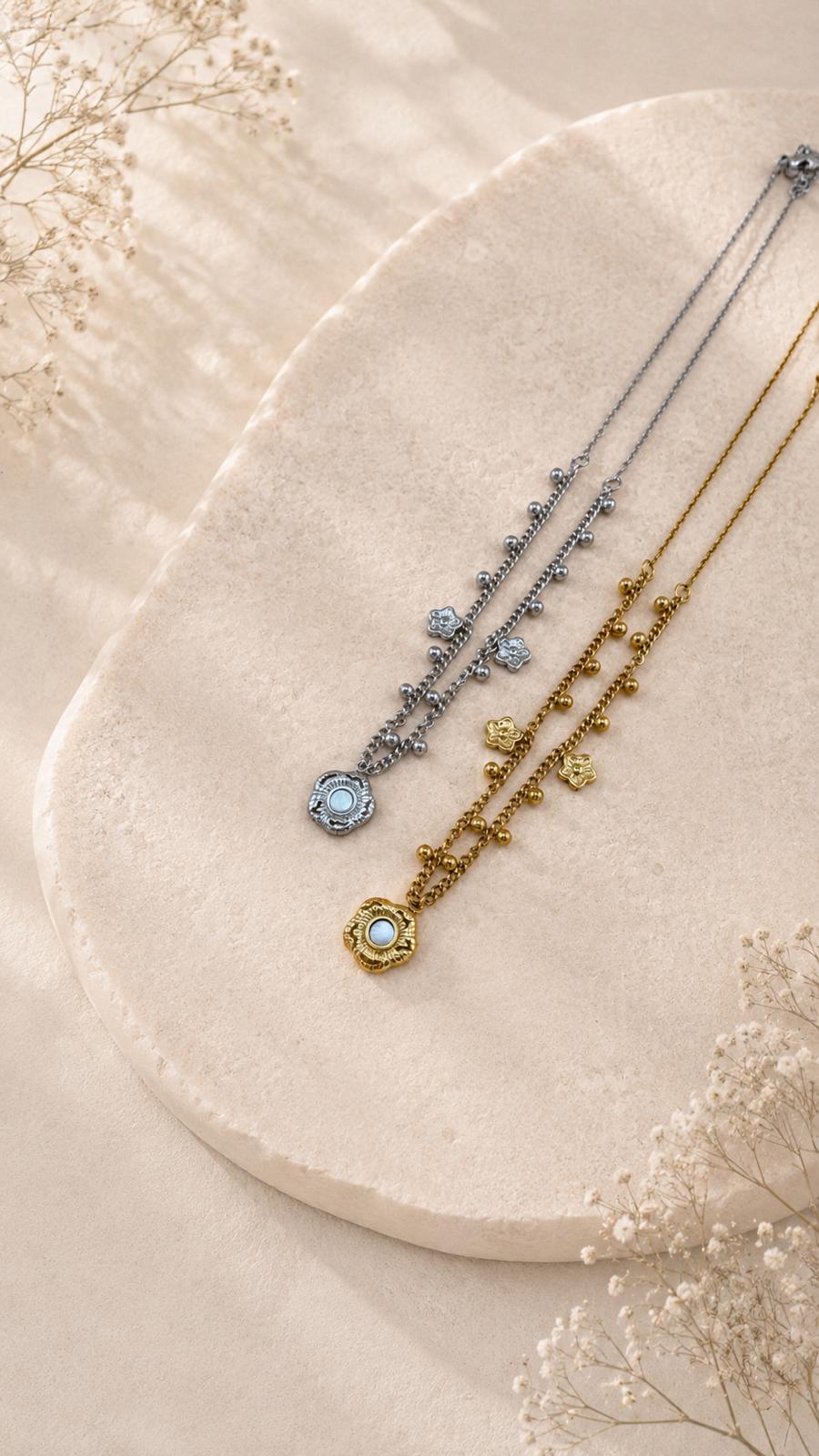 Textured Blossom Mother of Pearl Necklace Gold Silber Flatlay – Blumen Station-Chain wasserfest – NEVAJA