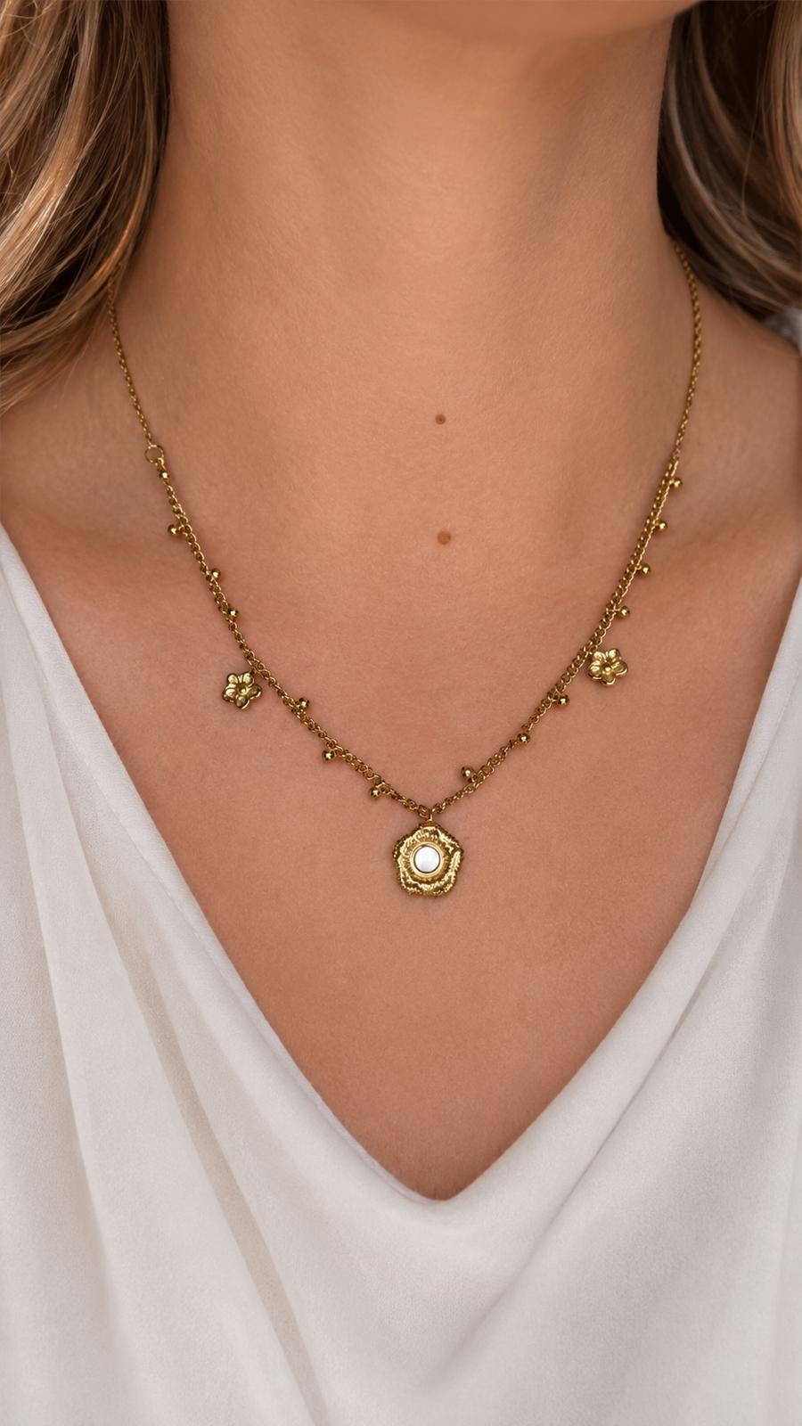 Textured Blossom Mother of Pearl Necklace Gold getragen – Perlmutt Blüten Halskette Lifestyle – NEVAJA