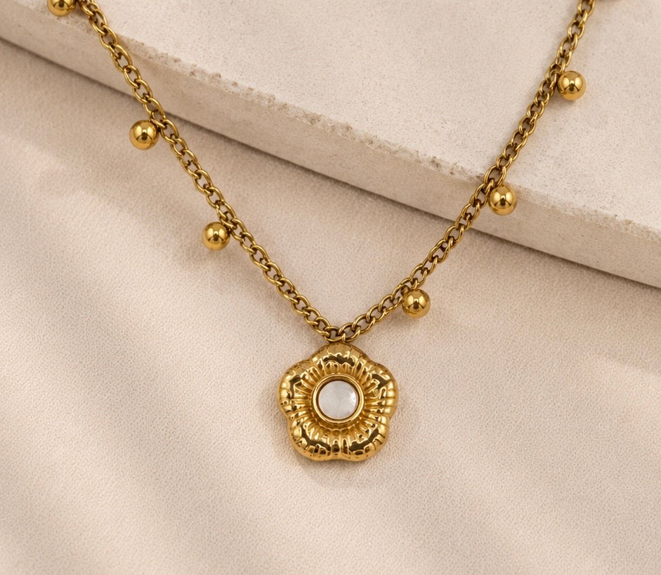 Textured Blossom Mother of Pearl Necklace Gold Details – Kugelkette Perlmutt Inlay Blumen-Charm – NEVAJA