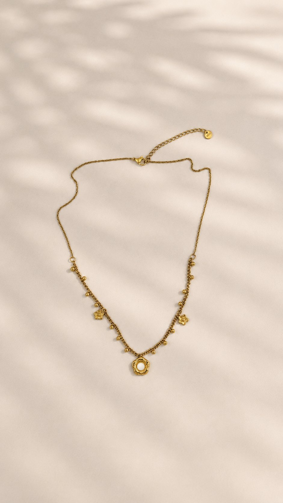 Textured Blossom Mother of Pearl Necklace Gold Flatlay – Perlmutt Blumenkette Vintage Boho – NEVAJA