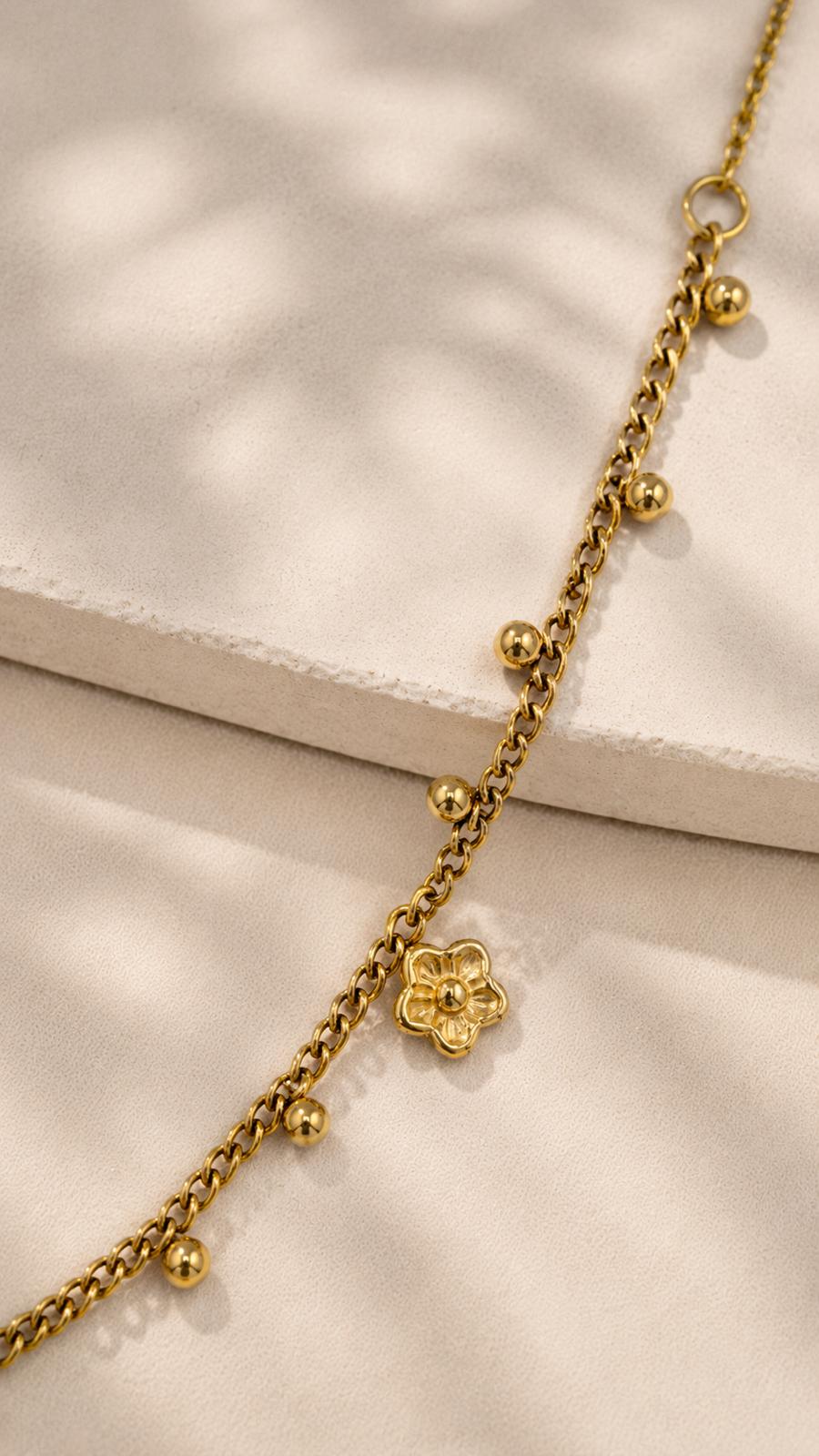 Textured Blossom Mother of Pearl Necklace Gold Details 2 – Floraler Station-Style Edelstahl vergoldet – NEVAJA