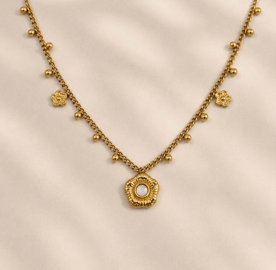 Textured Blossom Mother of Pearl Necklace Gold Nahaufnahme – Perlmutt Blüte Charm Edelstahl – NEVAJA
