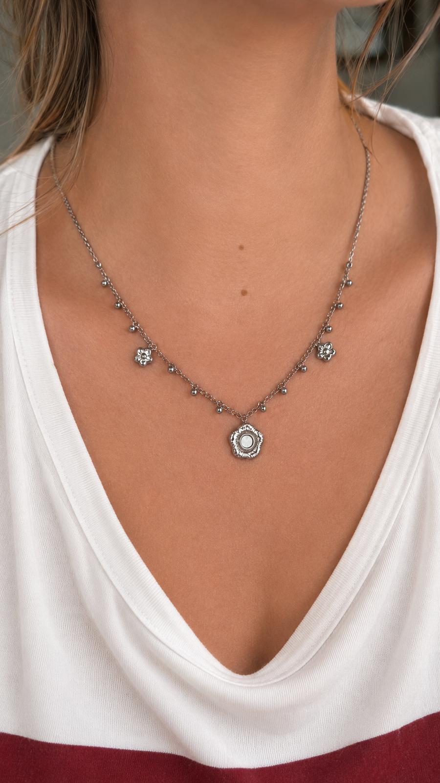 Textured Blossom Mother of Pearl Necklace Silber getragen – Florale Perlmutt Kette Lifestyle – NEVAJA