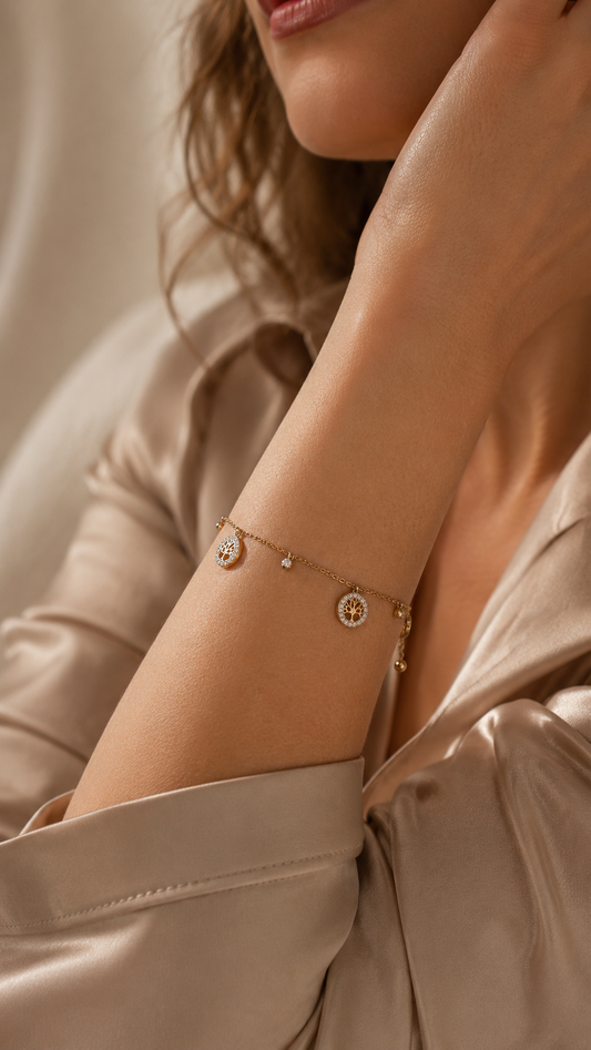 Tree of Life Pavé Charm Bracelet Gold getragen – Lebensbaum Armband vergoldeter Edelstahl – NEVAJA