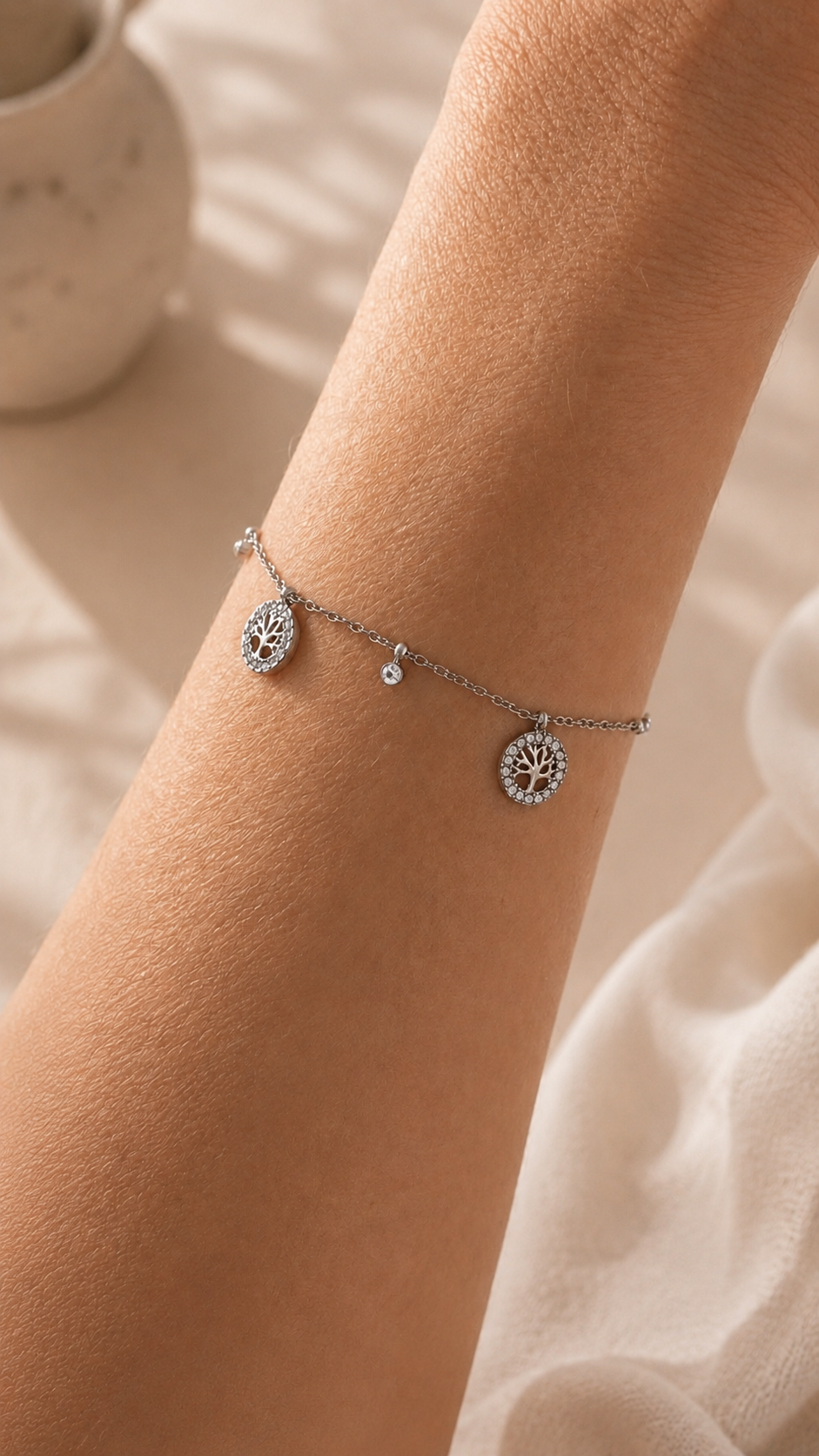 Tree of Life Pavé Charm Bracelet Silber getragen – Lebensbaum Armband hochglanzpoliert – NEVAJA