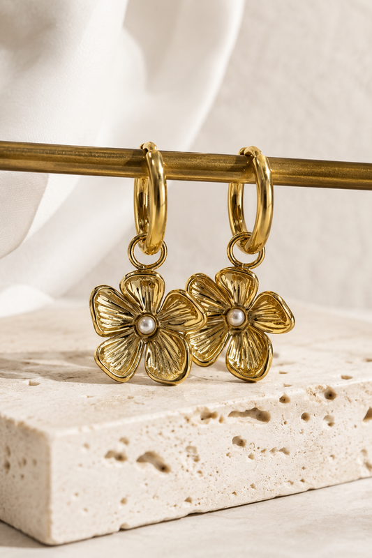 Vintage Floral Pearl Drop Earrings Gold – Blumen Charm Creolen Perle vergoldeter Edelstahl – NEVAJA