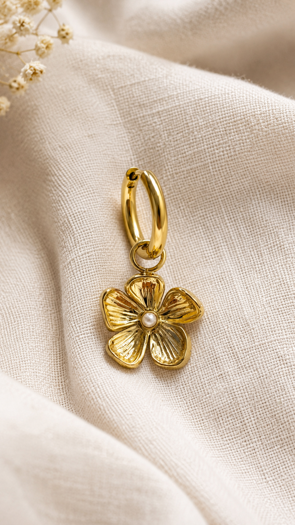 Vintage Floral Pearl Drop Earrings Gold Detailaufnahme – Geriffelte Blüte Perle Creolen Nahaufnahme – NEVAJA