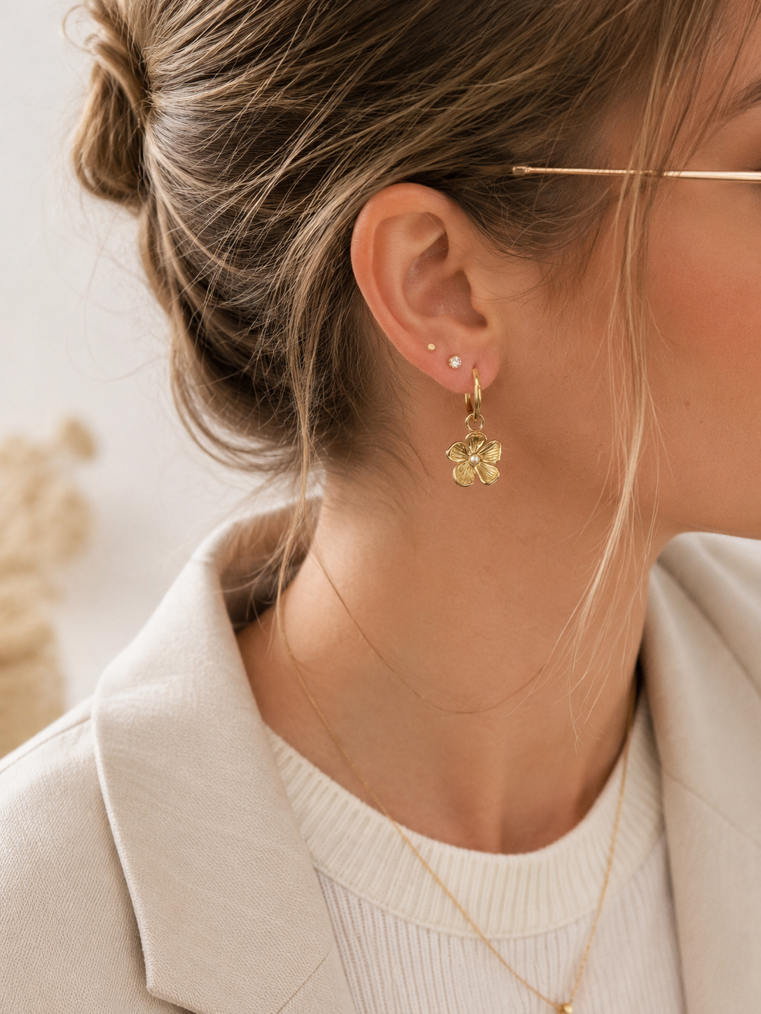 Vintage Floral Pearl Drop Earrings Gold getragen – Romantische Blumen Ohrringe Vintage Lifestyle – NEVAJA