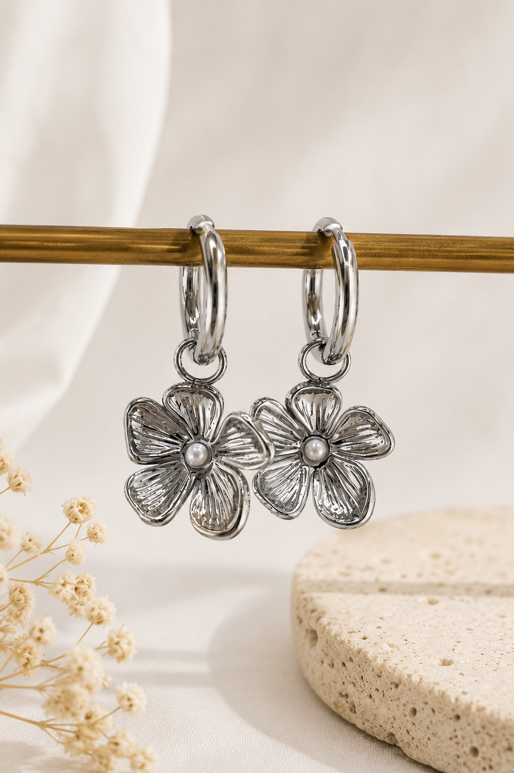 Vintage Floral Pearl Drop Earrings Silber – Florale Perlen Ohrringe hochglanzpolierter Edelstahl – NEVAJA