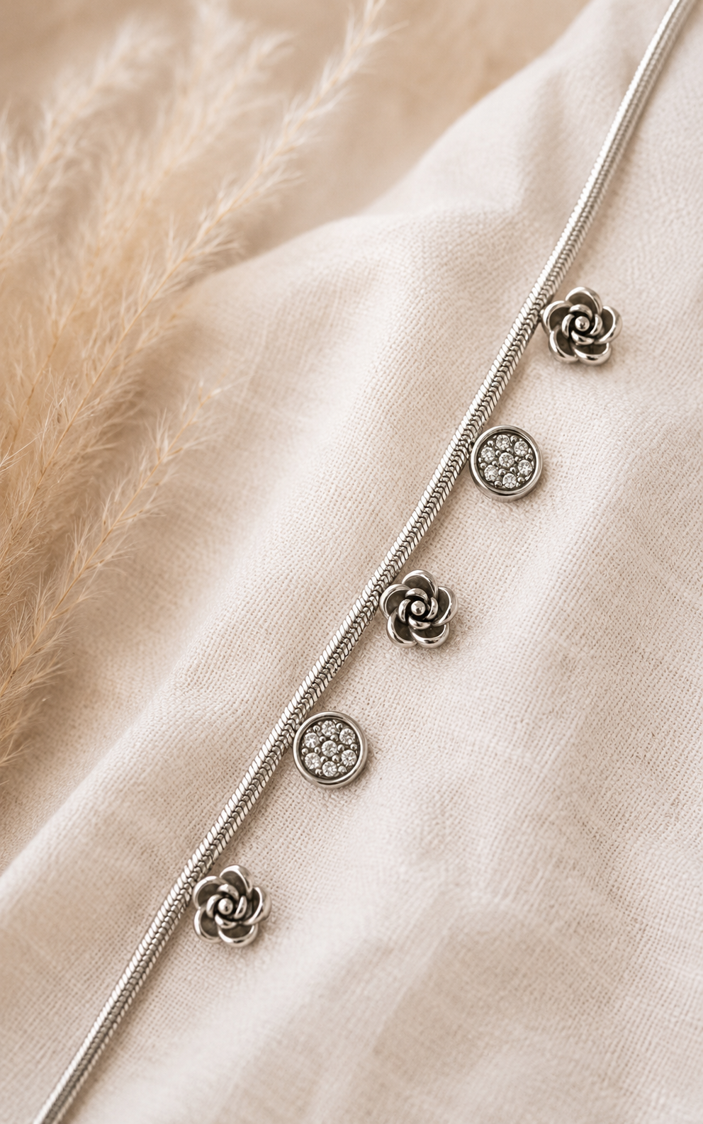 Vintage Rose Anklet Silber – Detailaufnahme Rosen-Anhänger Pavé hochglanzpolierter Edelstahl – NEVAJA