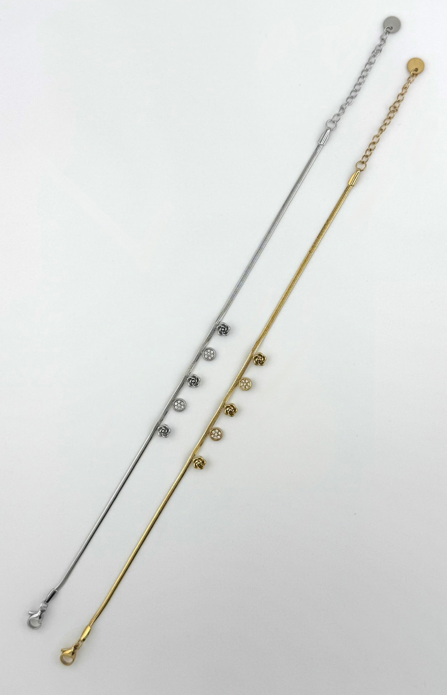 Vintage Rose Anklet Gold Silber Flatlay – Blumen Fußkettchen wasserfester Edelstahl – NEVAJA