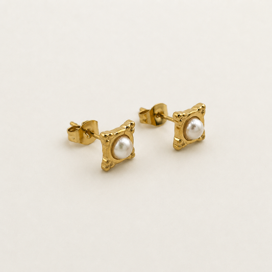 Vintage Square Pearl Studs Gold – Quadratische Barock Perlen Ohrstecker 7mm vergoldeter Edelstahl – NEVAJA